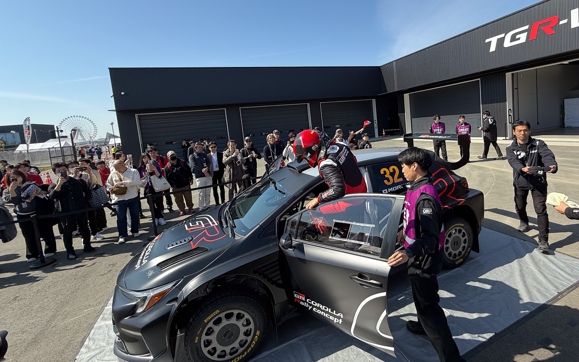 ロールケージを装備するGRカローラ ラリーコンセプトにさらりと乗り込むモリゾウ選手こと豊田章男会長。GRカローラ ラリーコンセプトは、東京オートサロン2025以来の披露となる