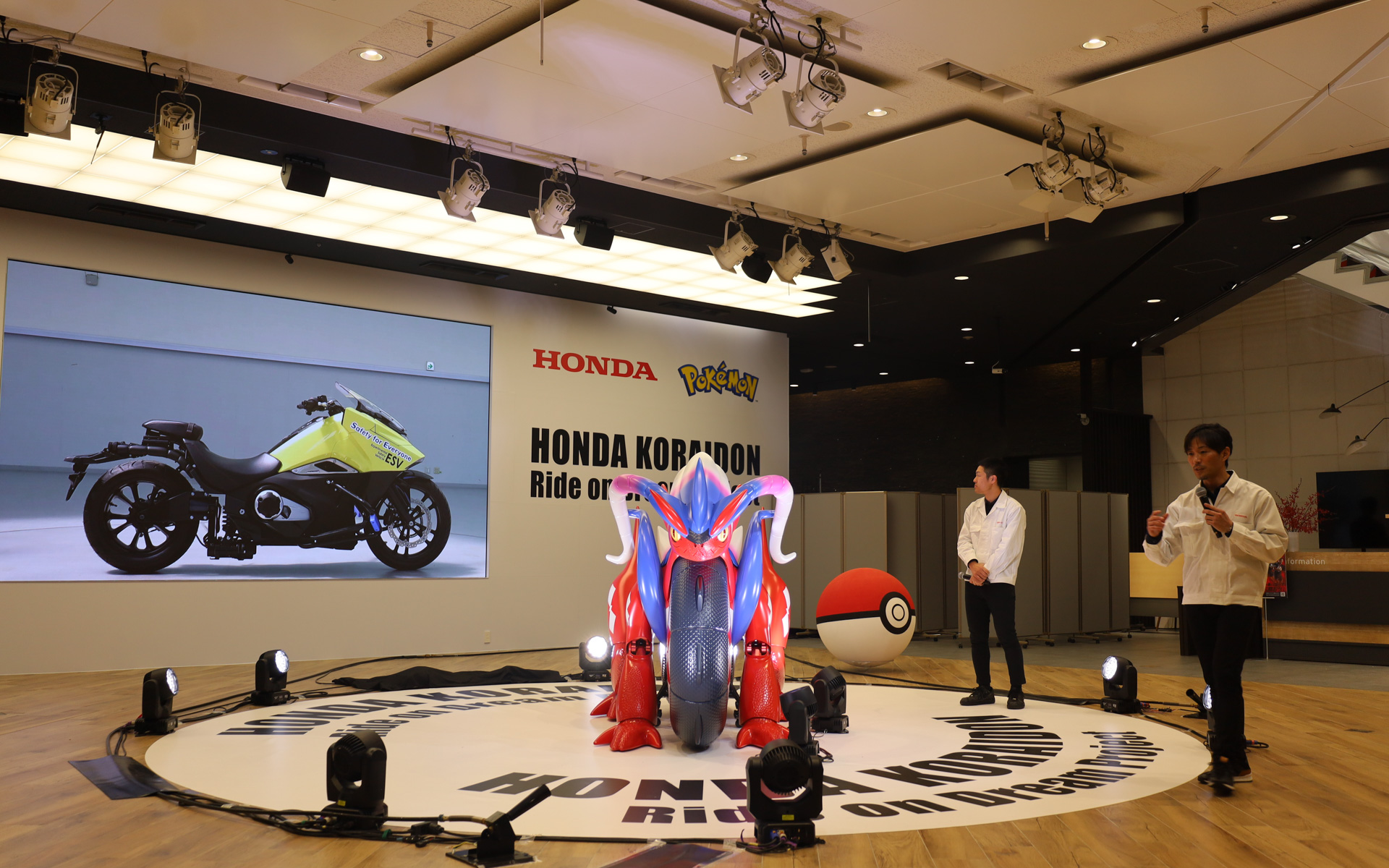 ヒューマノイドロボット「ASIMO」、自立するバイク「Honda Riding Assist」の研究で培ったホンダ独自のバランス制御技術などを応用