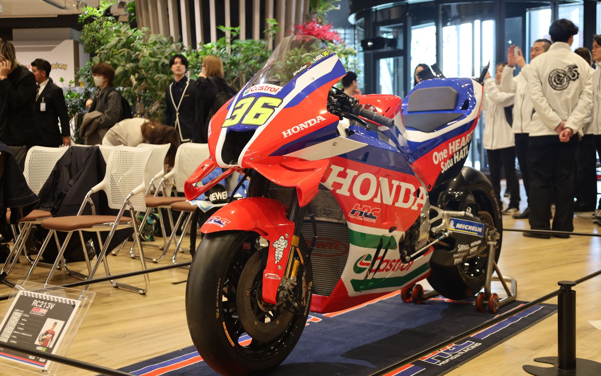 ホンダを象徴するトリコロールカラーのバイクと同様に、新色を開発するなどカラーリングにもこだわった