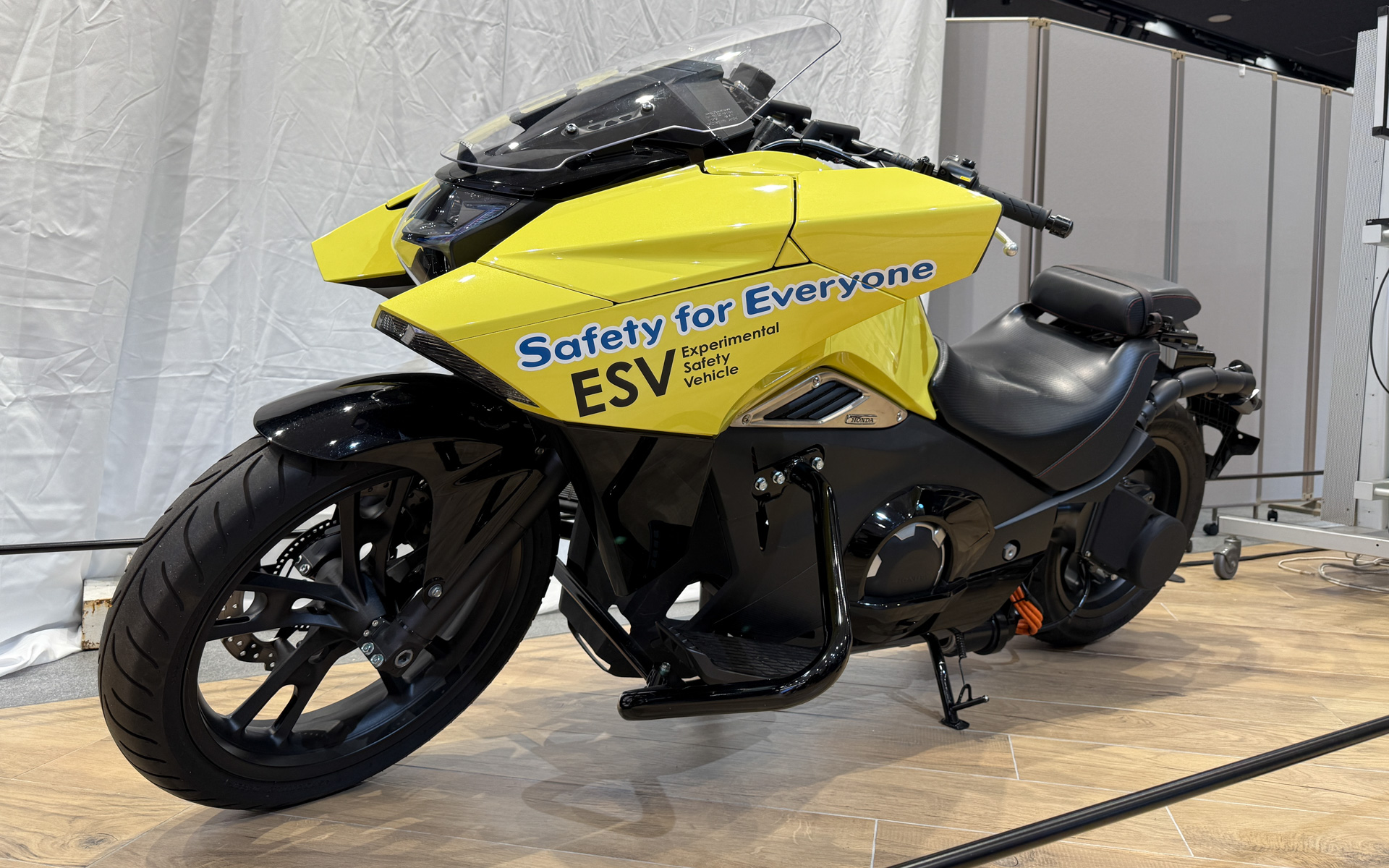 ヒューマノイドロボット「ASIMO」、自立するバイク「Honda Riding Assist」の研究で培ったホンダ独自のバランス制御技術などを応用