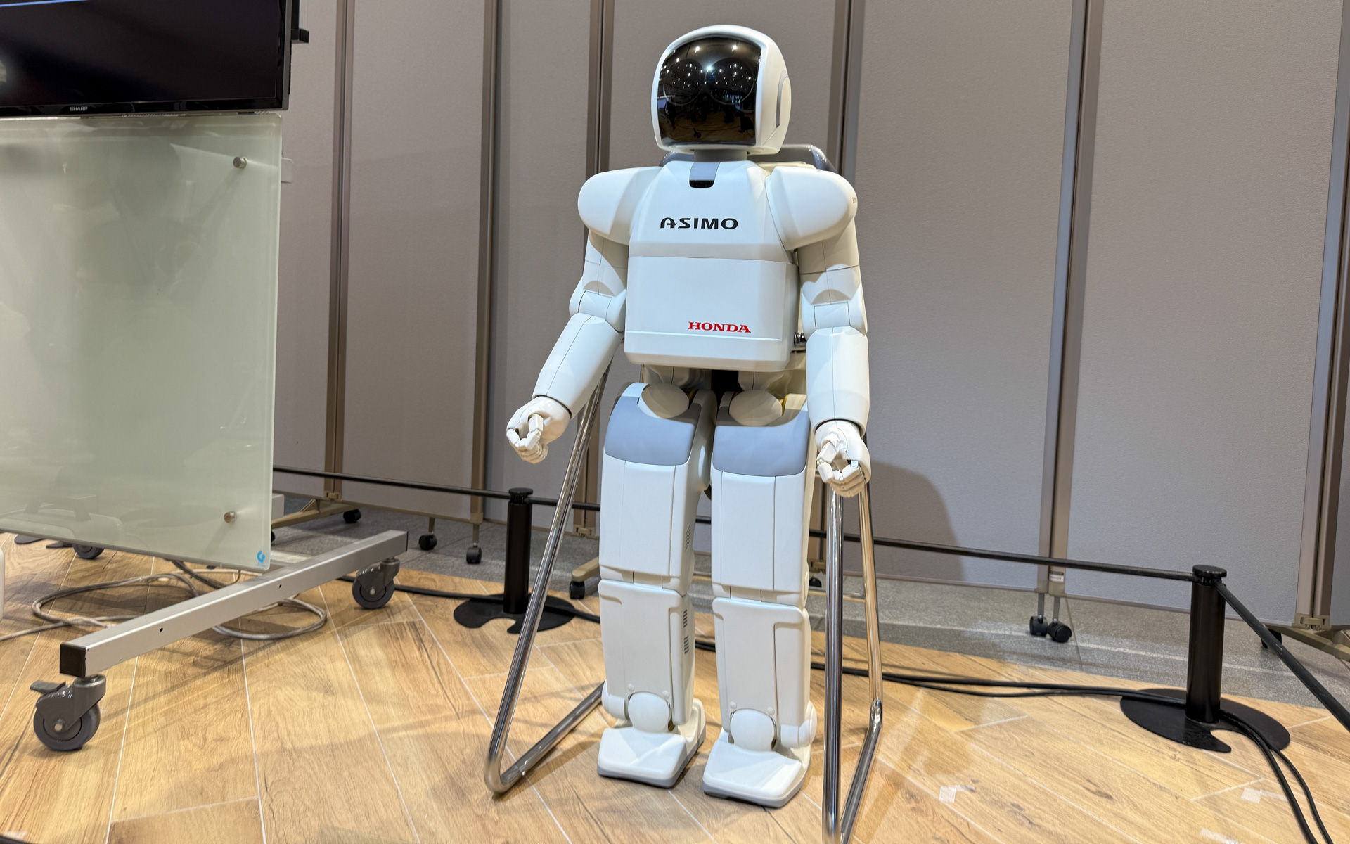 ヒューマノイドロボット「ASIMO」、自立するバイク「Honda Riding Assist」の研究で培ったホンダ独自のバランス制御技術などを応用