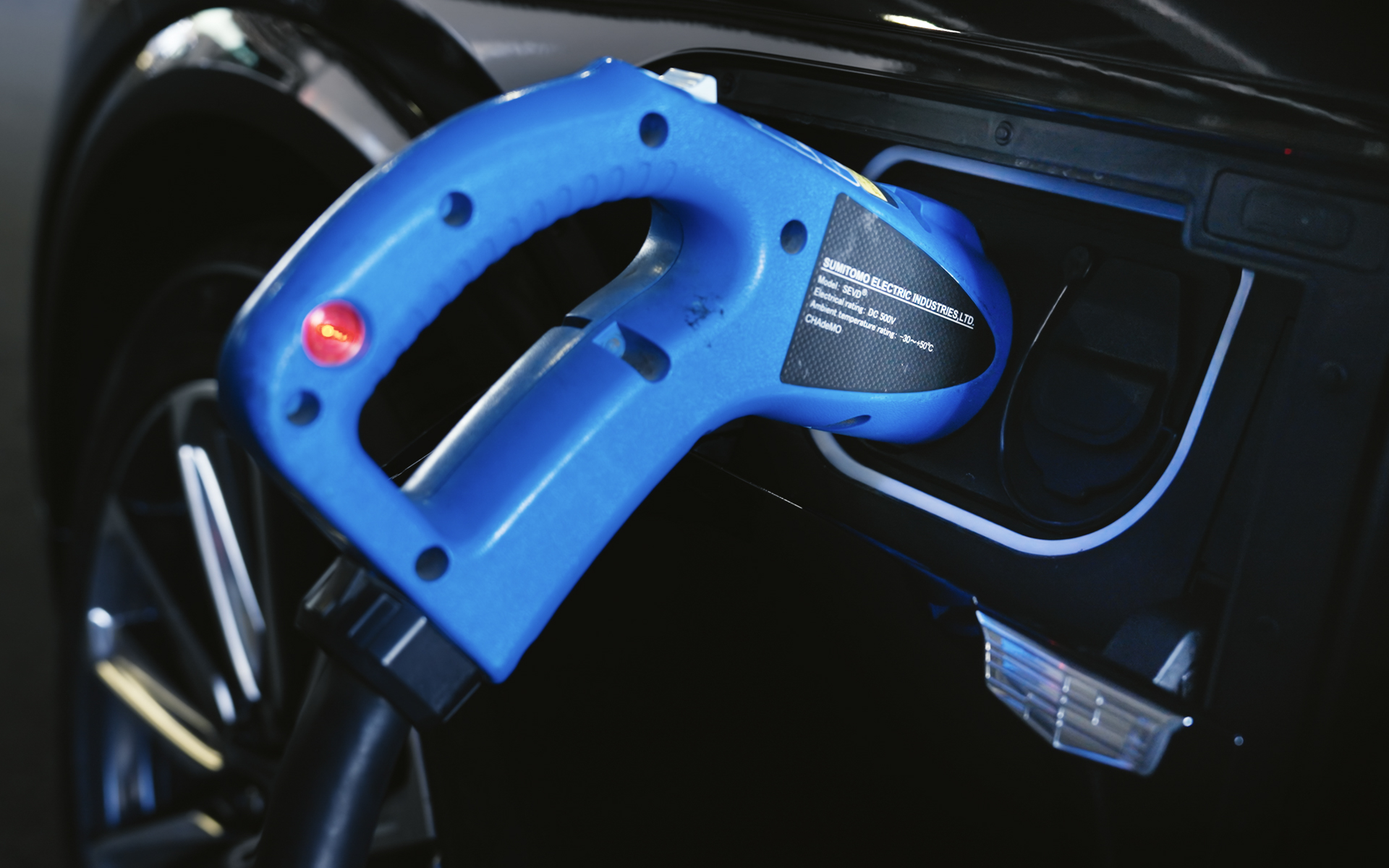 普通充電と急速充電の両方に対応。充電ポートはともに左前のフェンダーに配置