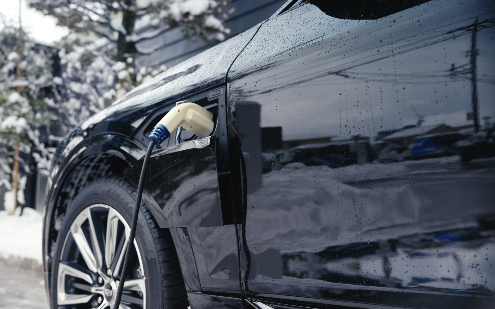 普通充電と急速充電の両方に対応。充電ポートはともに左前のフェンダーに配置