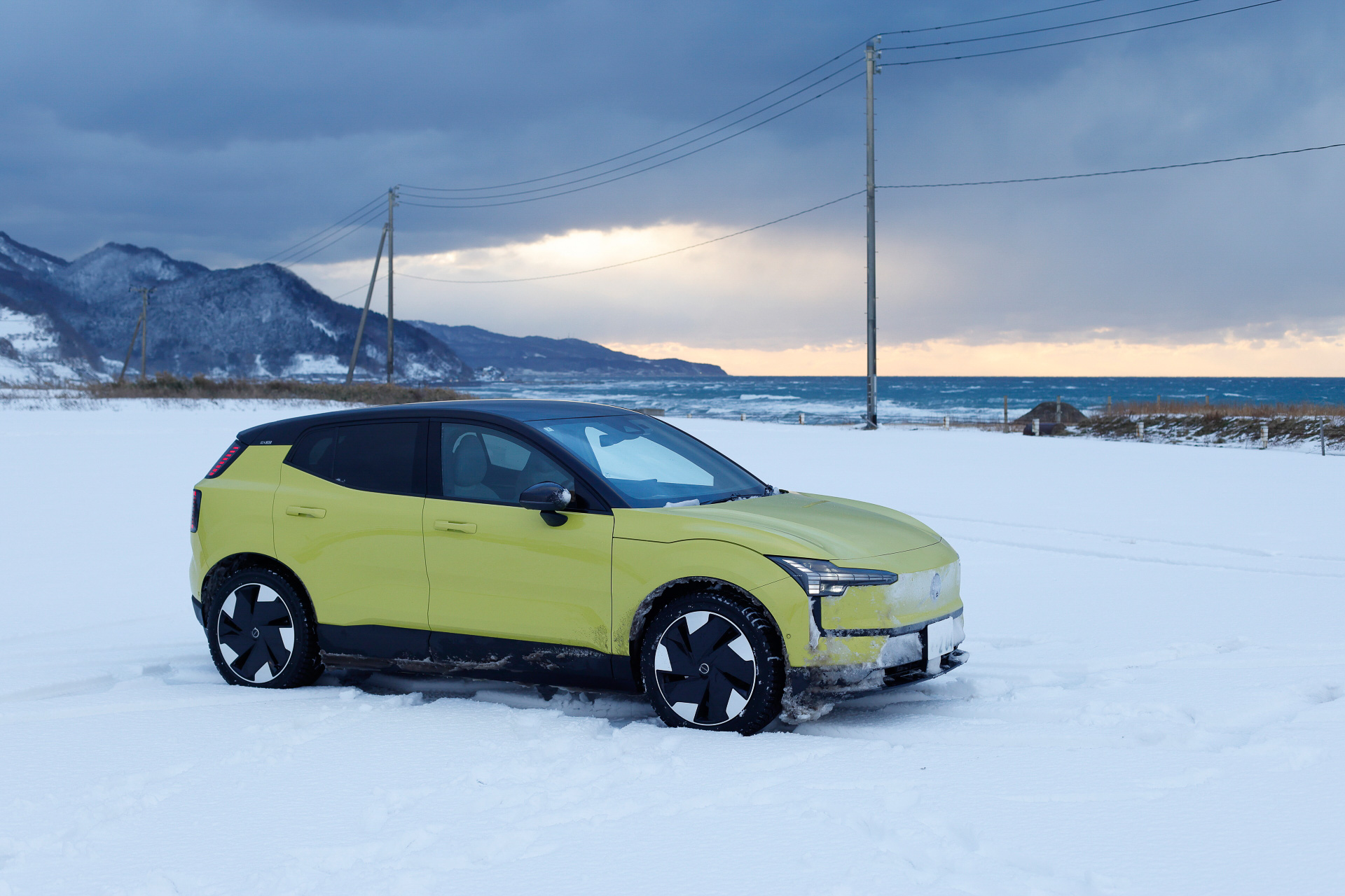 今回試乗した「EX30」（559万円）のボディサイズは4235×1835×1550mm（全長×全幅×全高）と、日本の狭い道路事情や一般的な立体駐車場にも対応したコンパクトSUV。高効率なNMCバッテリを搭載し、バッテリ容量は69kWh。一充電あたりの航続距離は最大560km（WLTCモード）。最高出力200kW（272PS）、最大トルク343Nmを発生