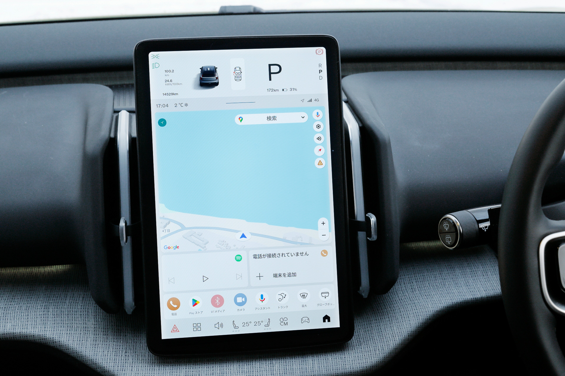シンプルでクリーンな印象のインテリア。ダッシュボードの中央に配置された12.3インチのセンタースクリーンは、上部に速度や充電量などの運転に関する情報を表示し、ナビゲーションやメディアなどの機能は下部に配置することで使いやすさを追求した