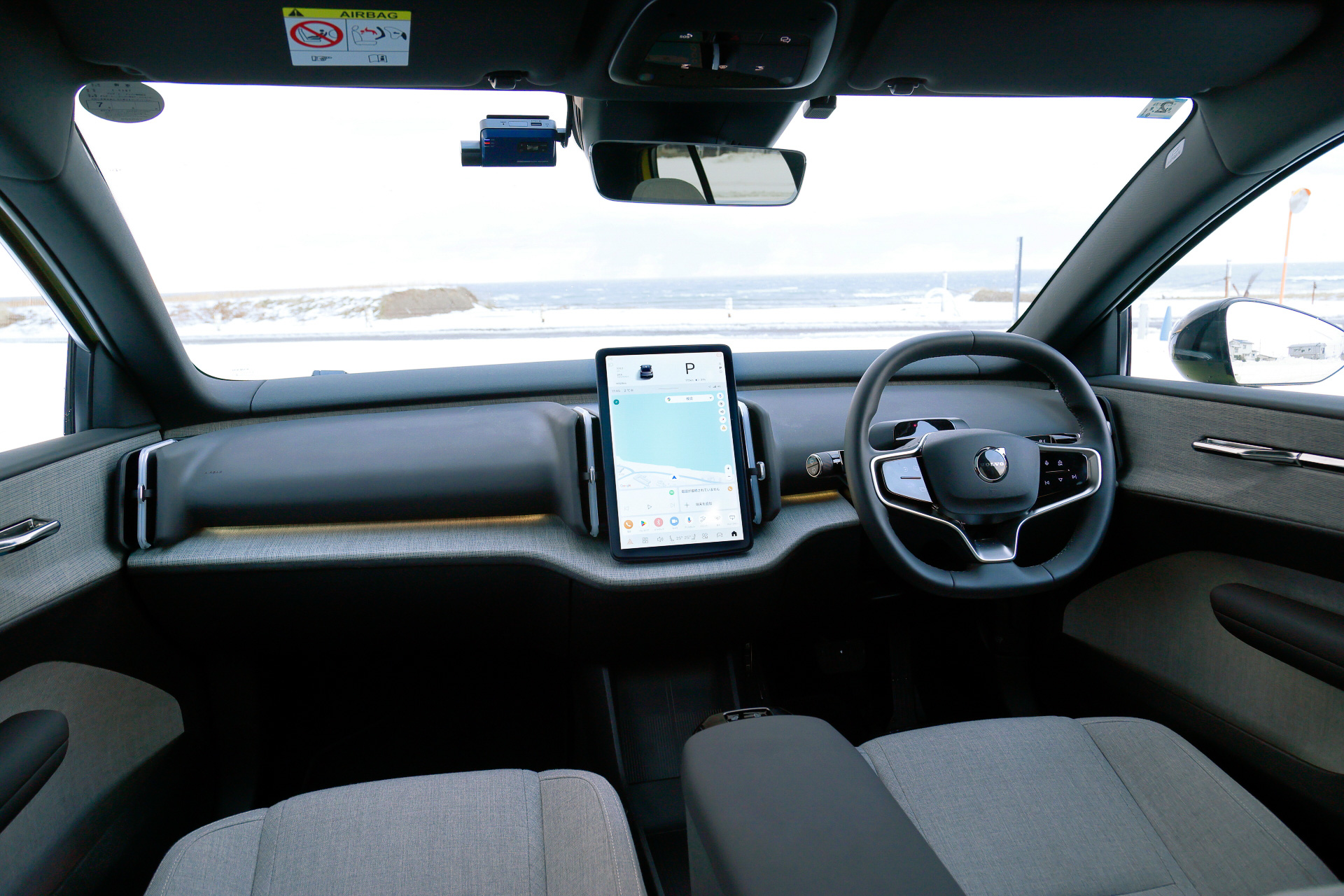 シンプルでクリーンな印象のインテリア。ダッシュボードの中央に配置された12.3インチのセンタースクリーンは、上部に速度や充電量などの運転に関する情報を表示し、ナビゲーションやメディアなどの機能は下部に配置することで使いやすさを追求した