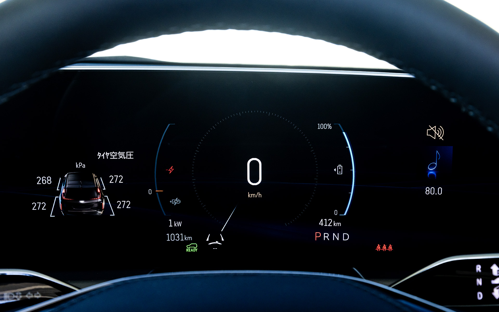 メーター表示もシンプルなものから、車両情報満載なものまで選択できる