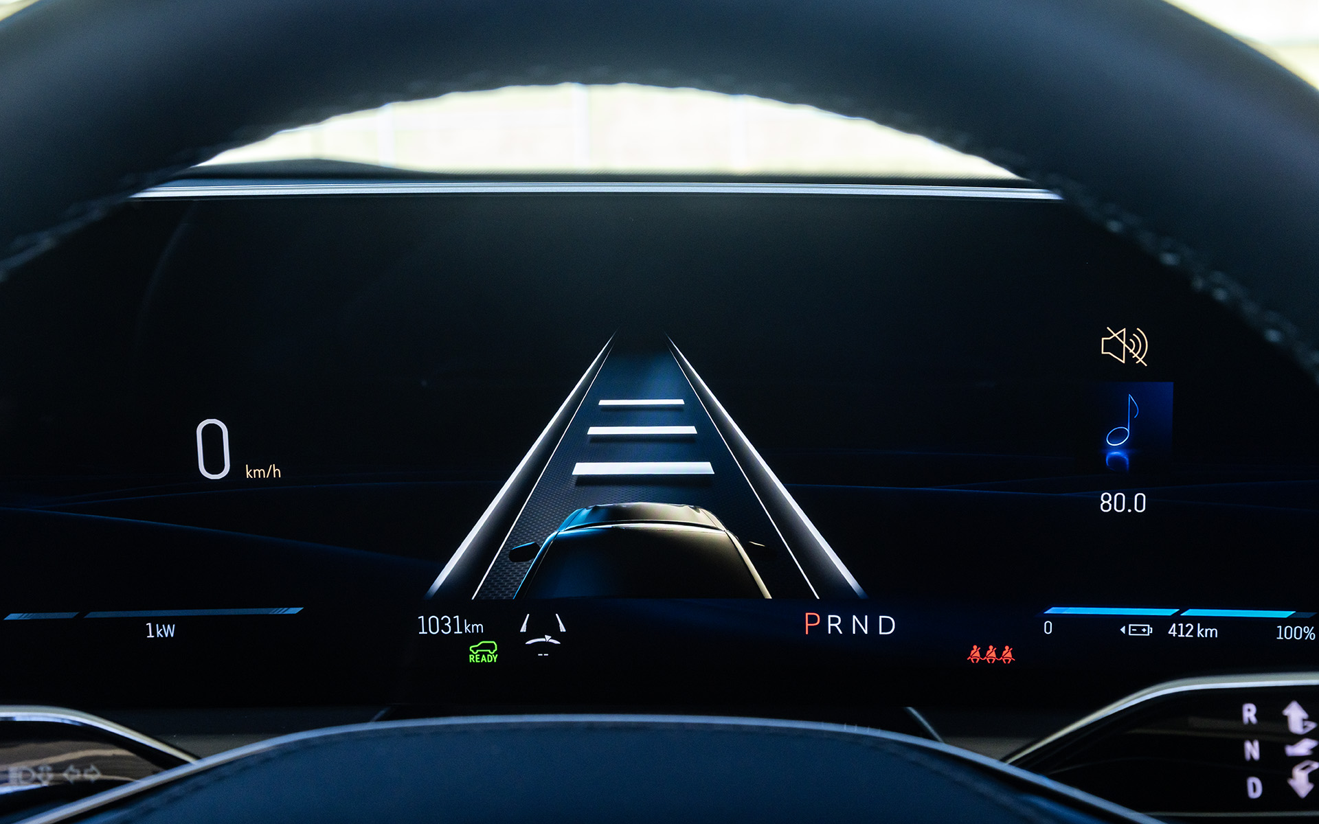 メーター表示もシンプルなものから、車両情報満載なものまで選択できる