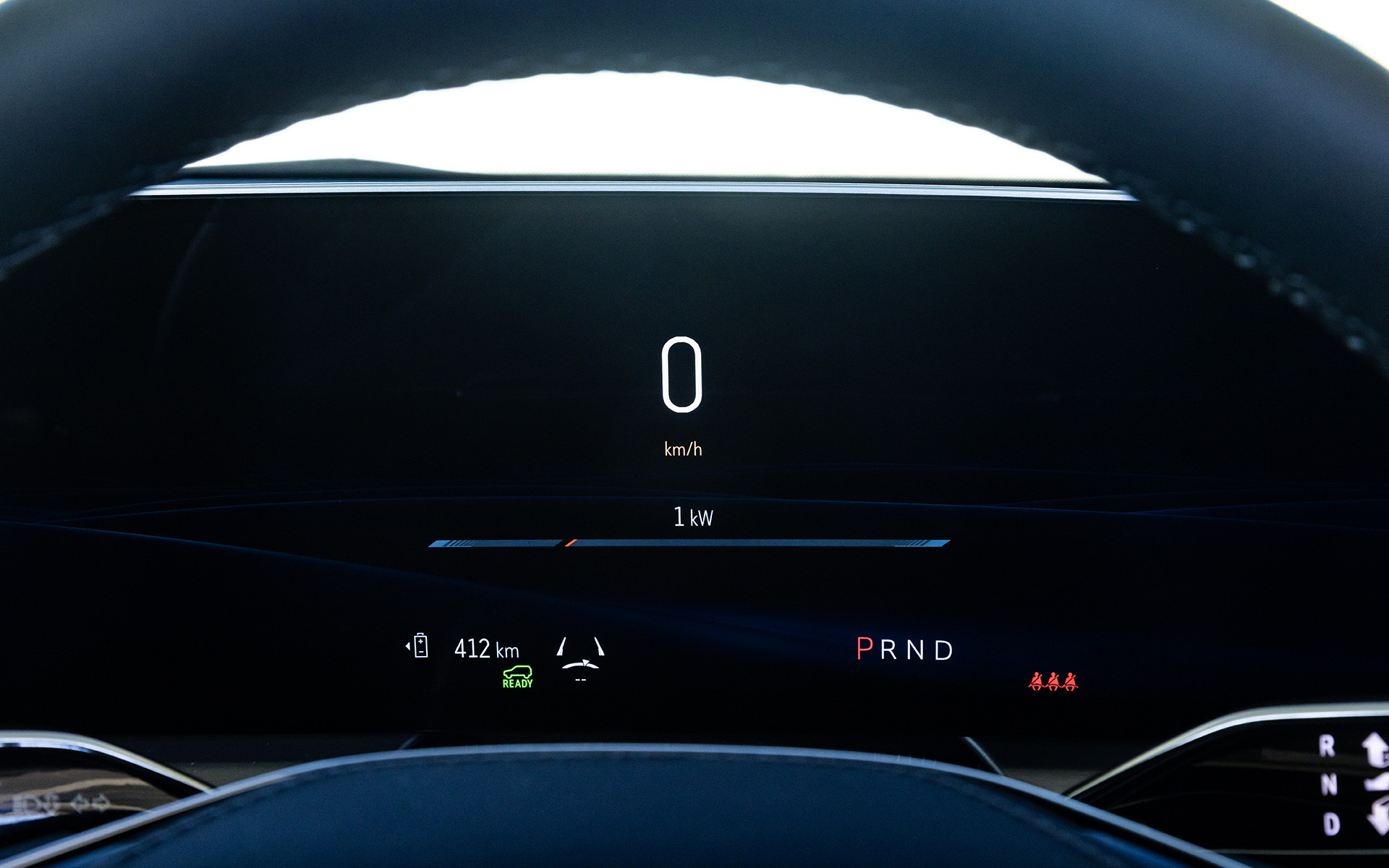 メーター表示もシンプルなものから、車両情報満載なものまで選択できる