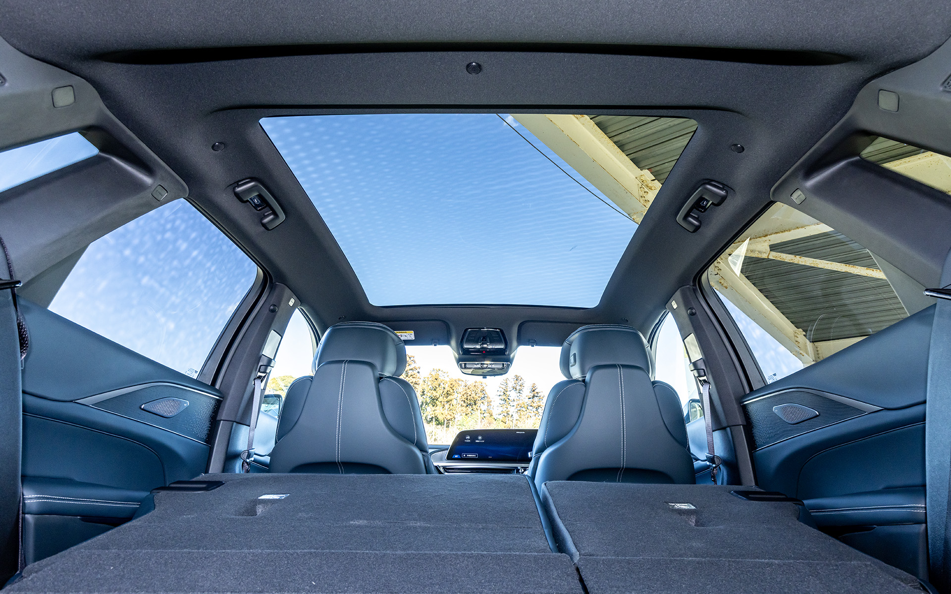 電動サンシェード付きパノラミックパワーサンルーフは25万円。ブラックペインテッド ルーフは12万円のオプションで、単独も同時装着も可能