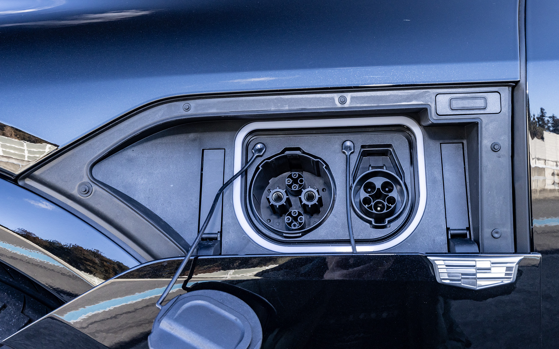 充電ポートは左前のフェンダーに配置