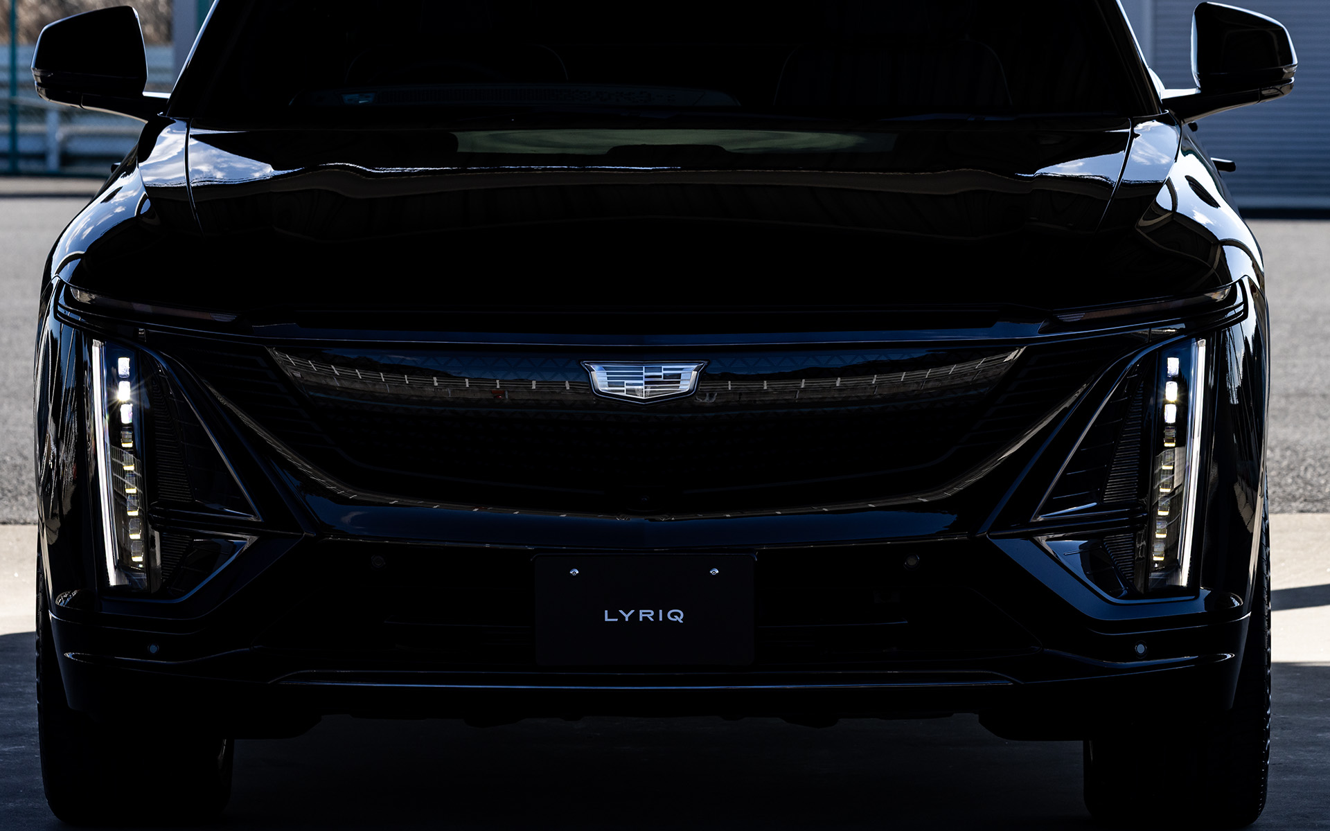 迫力のあるフロントマスク。カラフルに発行するギミックが内蔵されていたが、日本では法規に引っかかるため発光しないように修正された……残念