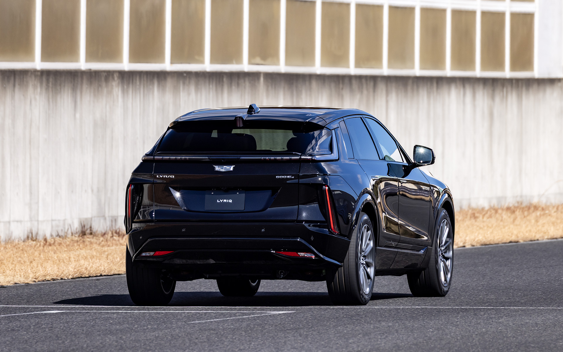 アクセルを思い切り踏み込めば迫力のある加速を味わえる