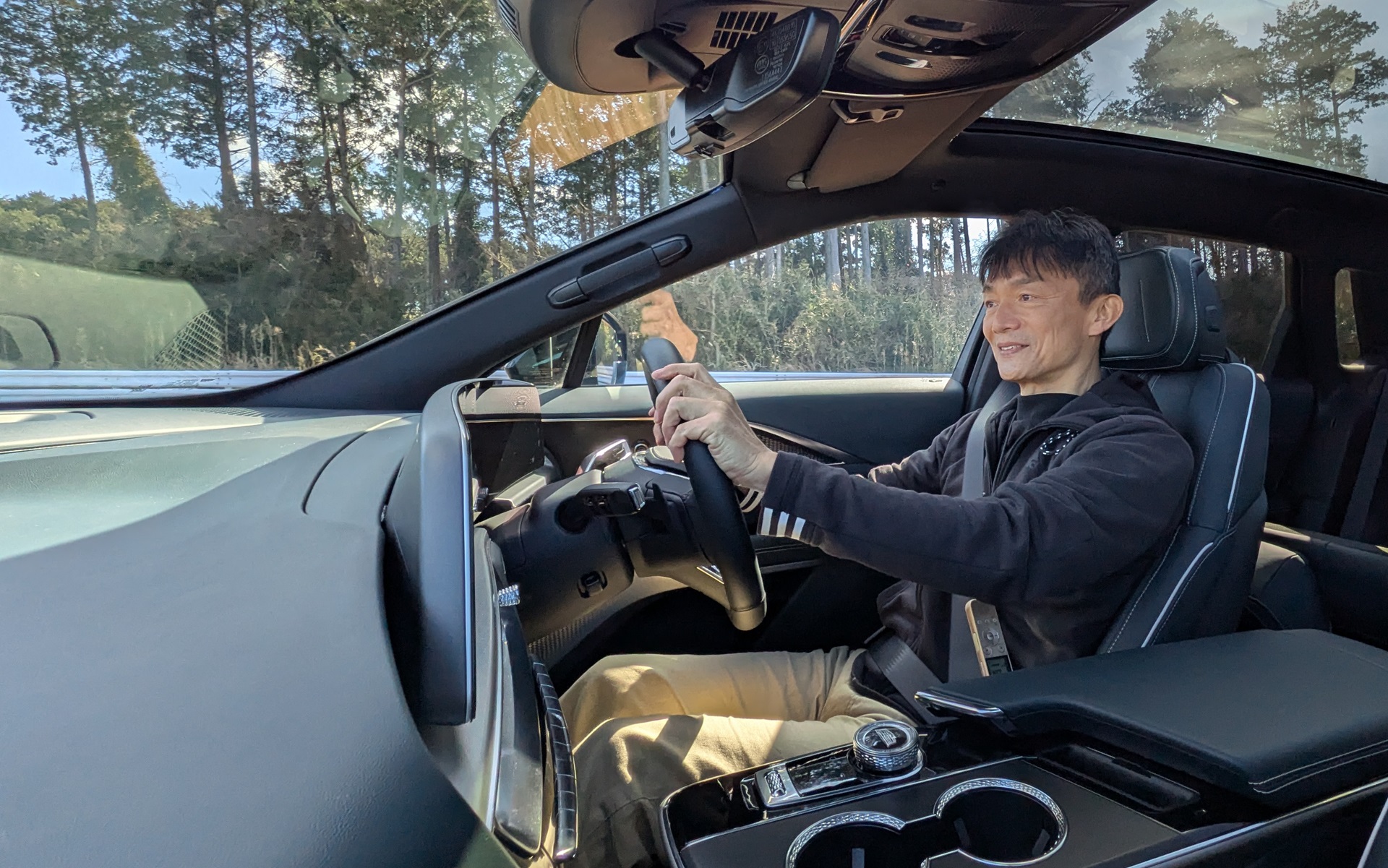 車両接近通報装置は、感情に響くように設計された長音と完全五度の音程とオーストラリア古代楽器「ディジュリドゥ」の音を組み合わせた、人間味のある豊かで心地よい独自の警告音を開発したという