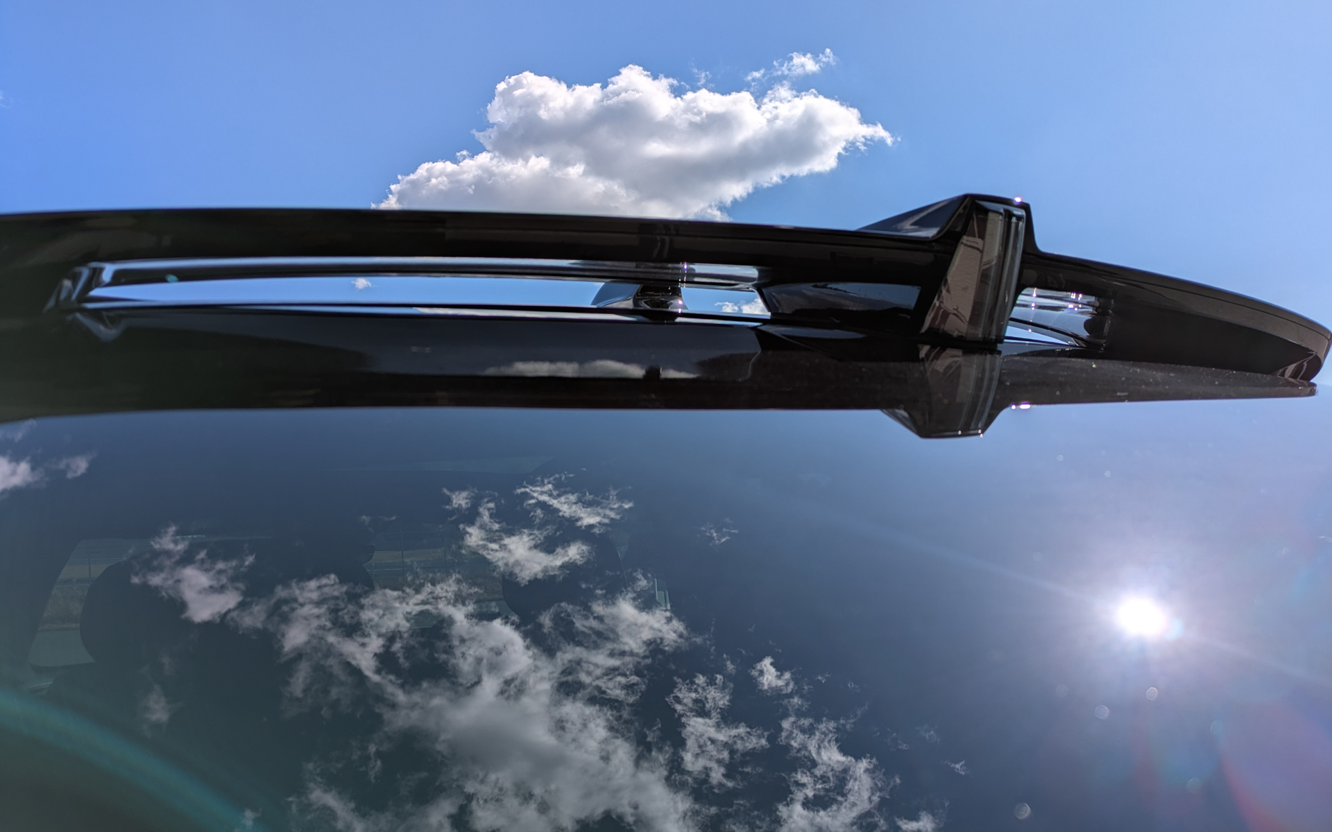 屋根からの走行風を利用してリアウインドウの雨水を飛ばすのでワイパー要らずという