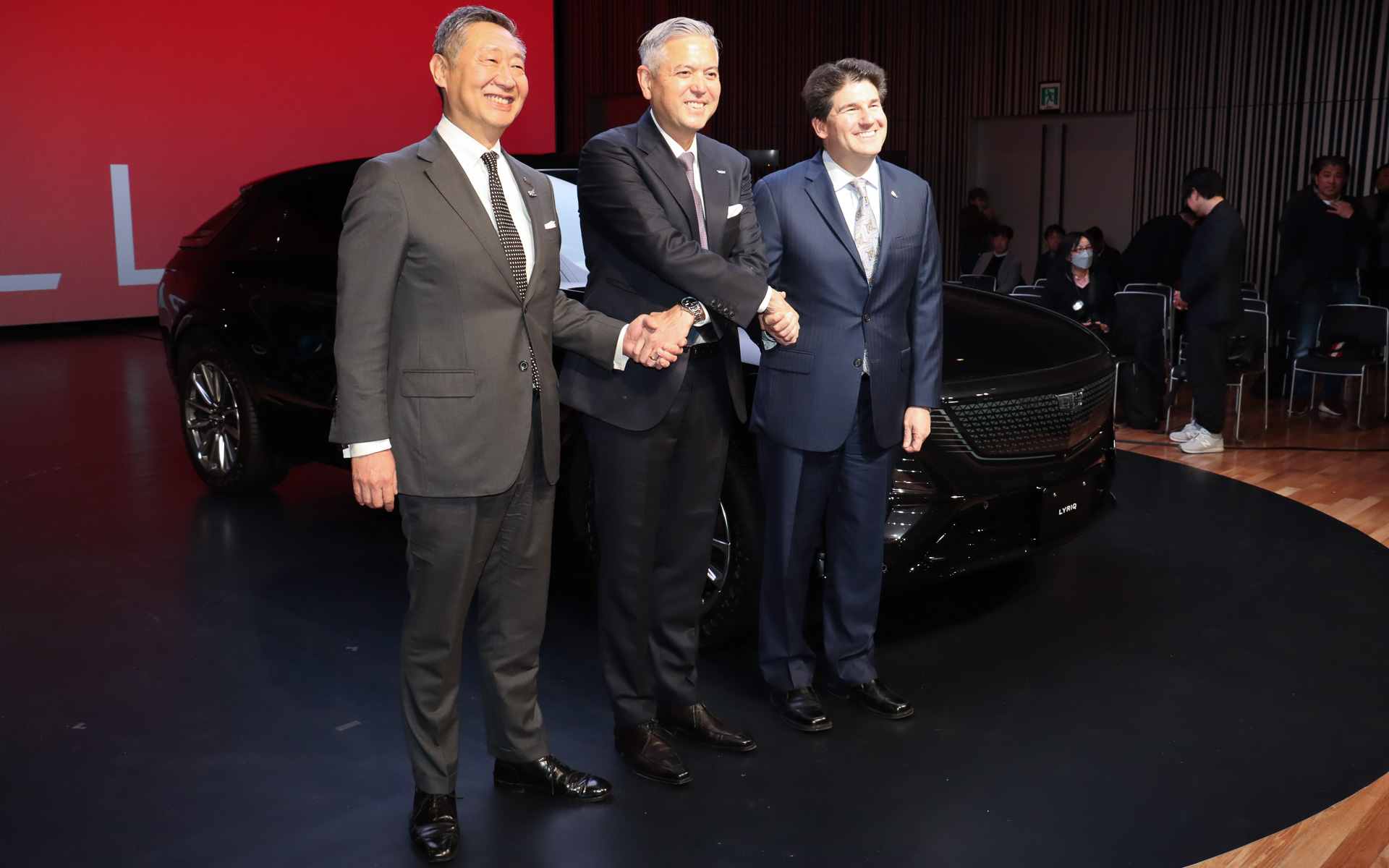 キャデラックの新型「リリック」発表会の最後に実施された登壇者のフォトセッション。左からゼネラルモーターズ・ジャパン株式会社 代表取締役社長 若松格氏、GMアジア・パシフィック プレジデント＆マネージングディレクター ヘクター・ヴィラレアル氏、グローバル・キャデラック バイス・プレジデント ジョン・ロス氏