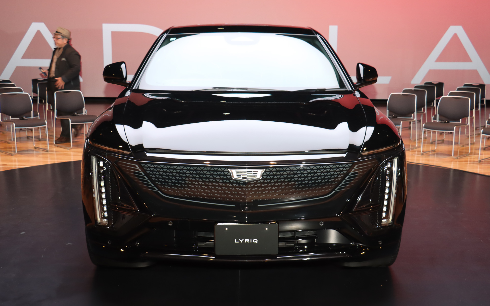 ボディサイズは4995×1985×1640mm（全長×全幅×全高）、ホイールベースは3085mm、車両重量は2650kg