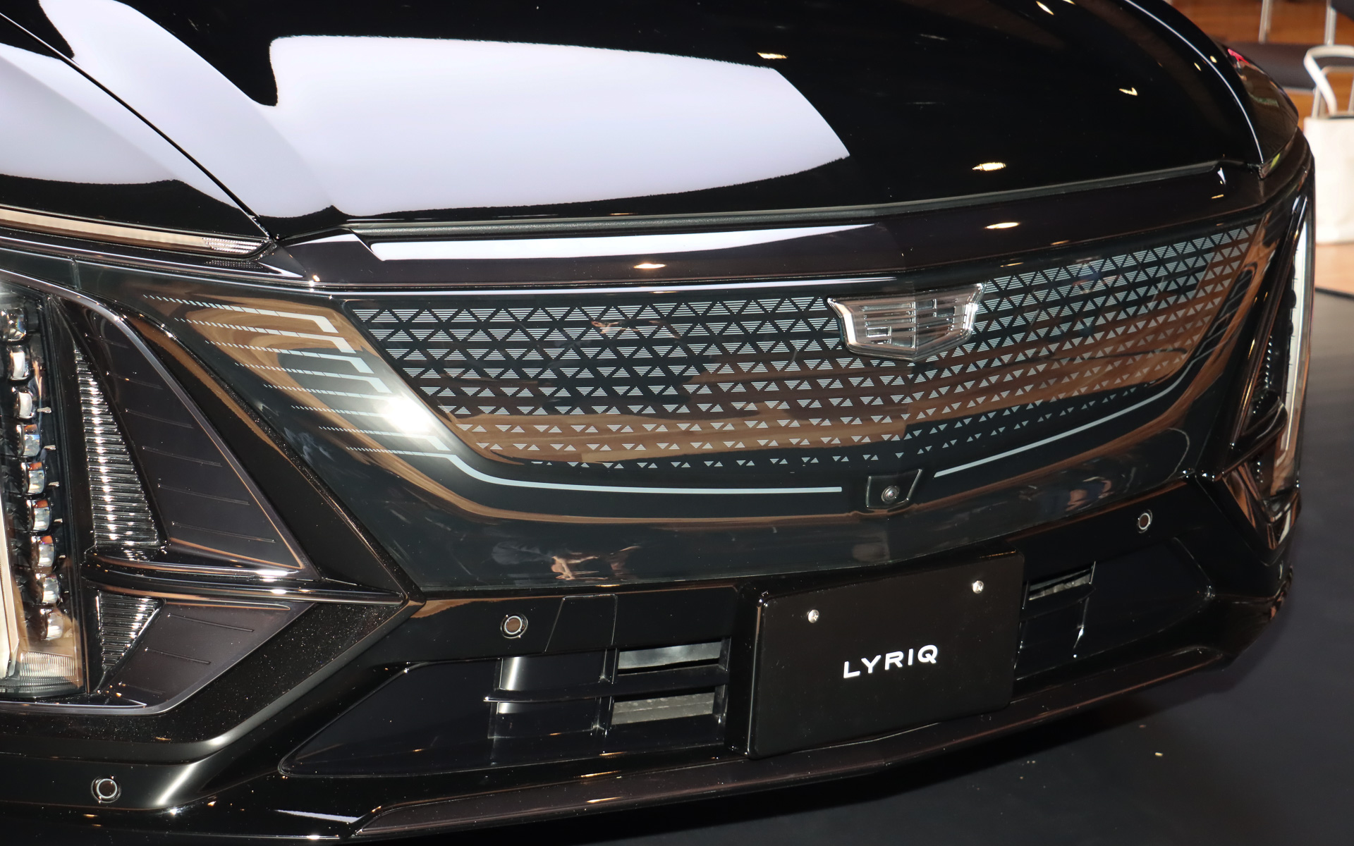 フロントグリルを模した「ブラッククリスタルシールド」の中央にクリアタイプの「キャデラッククレスト」を装着