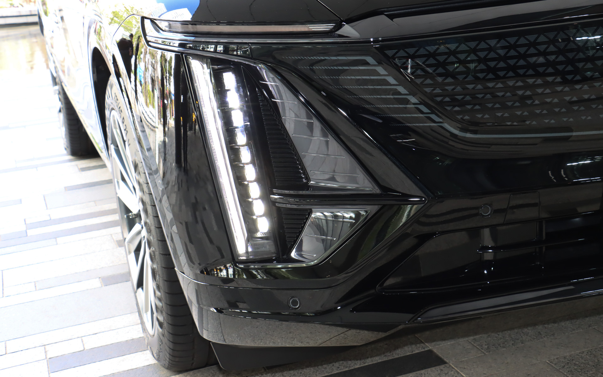 9個のLEDユニットを組み合わせた「スリムラインLED バーティカル ヘッドランプ」