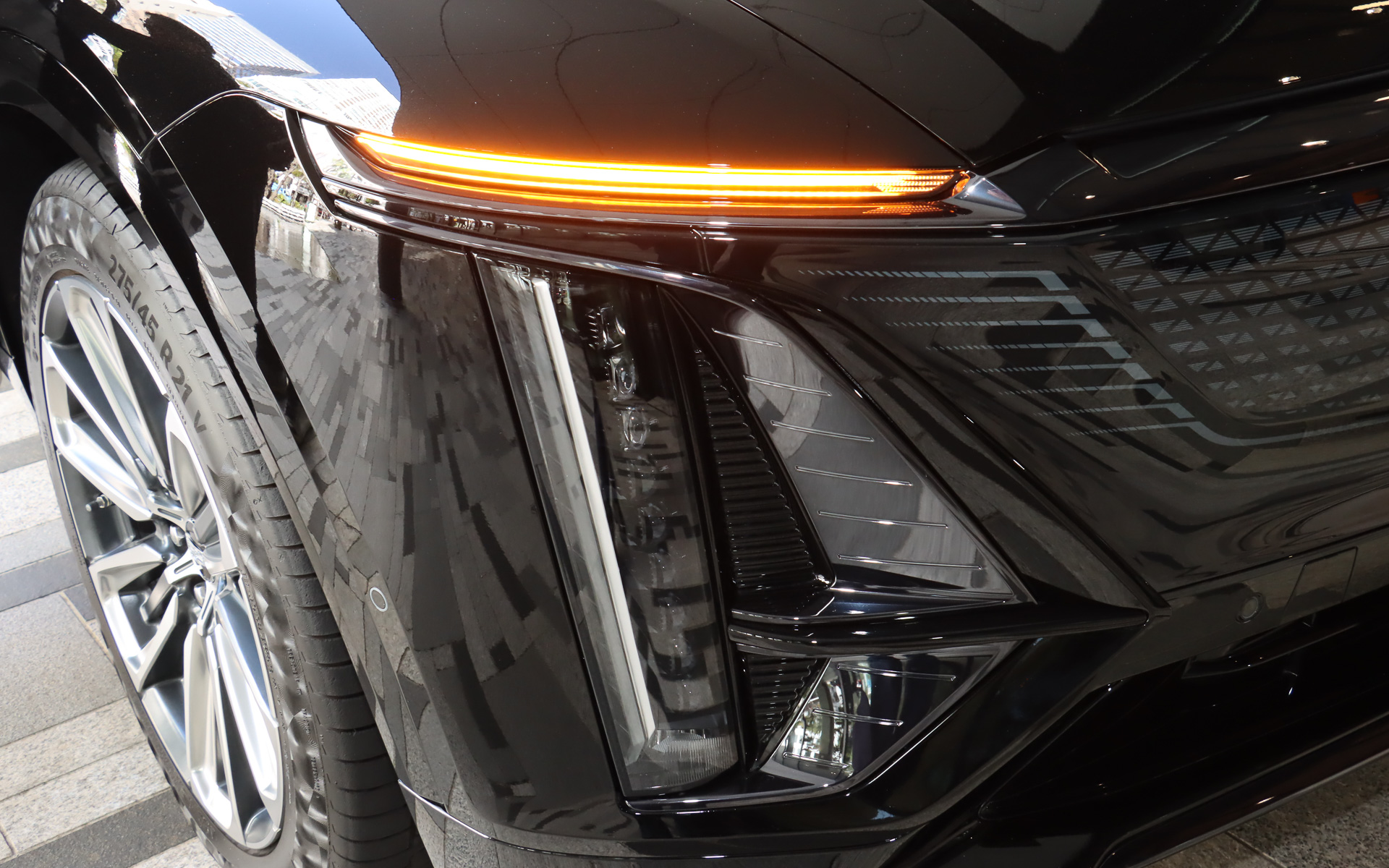 水平方向に光が流れる「スワイピングLEDウインカー」