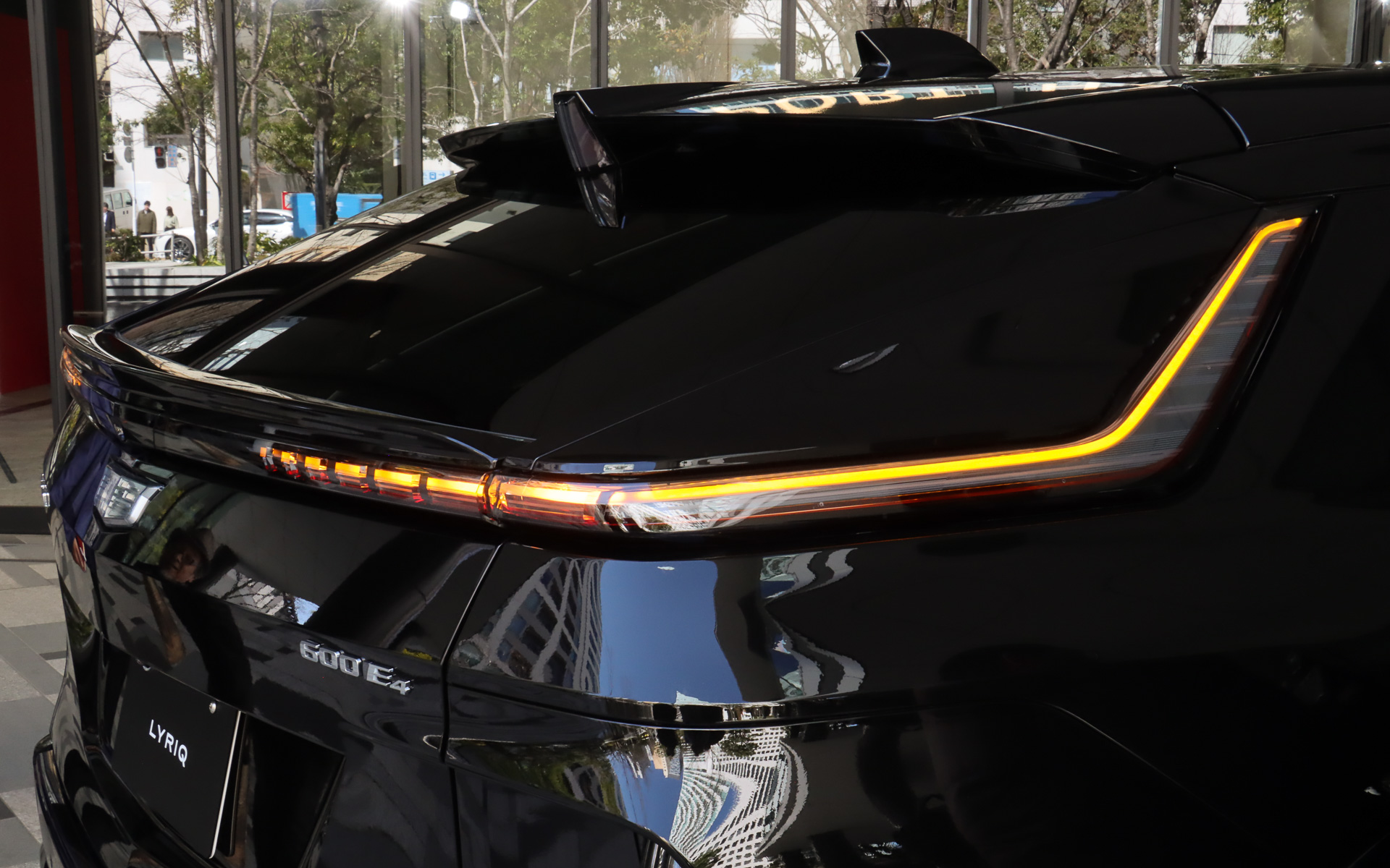 特徴ある形状のリアコンビネーションランプを備える