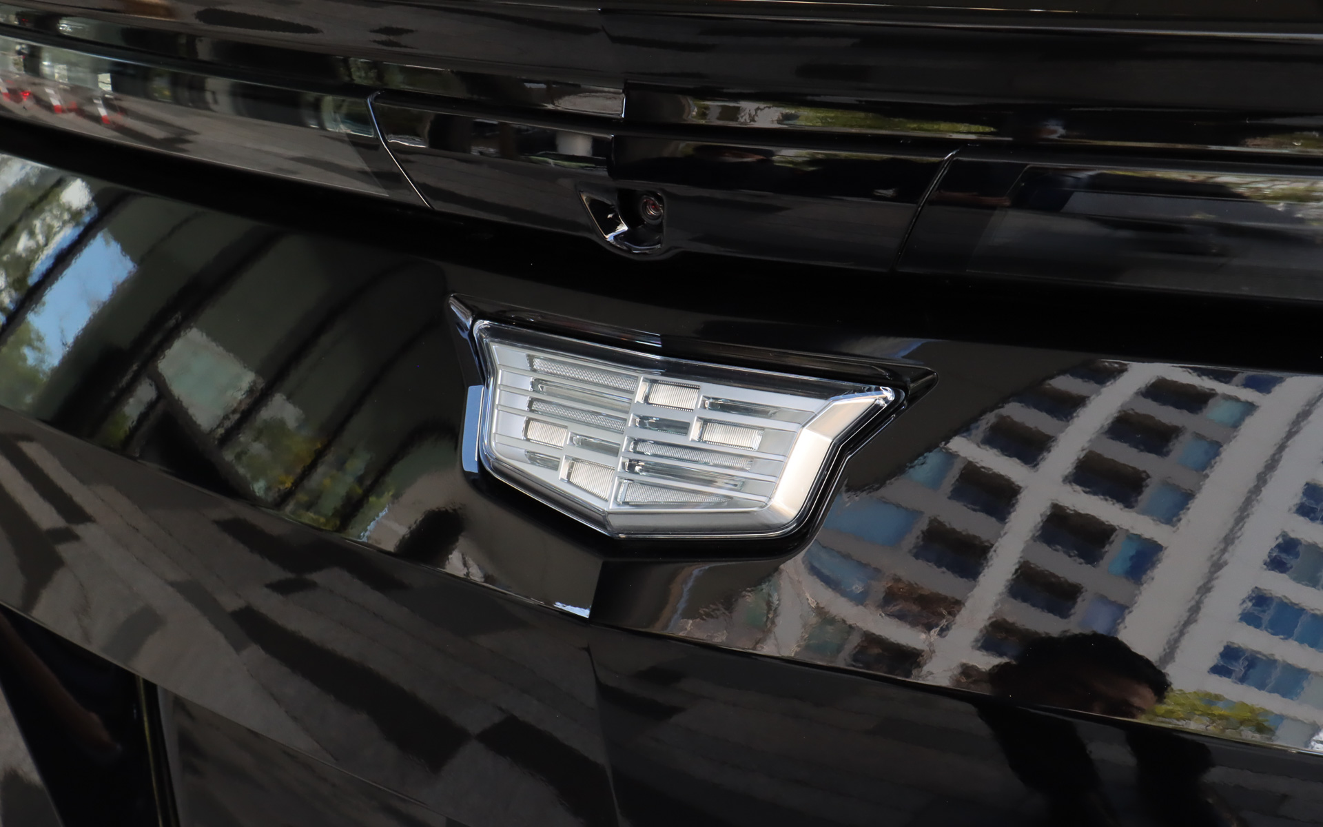 リアのキャデラッククレストはリアハッチオープナーとしての機能も備える