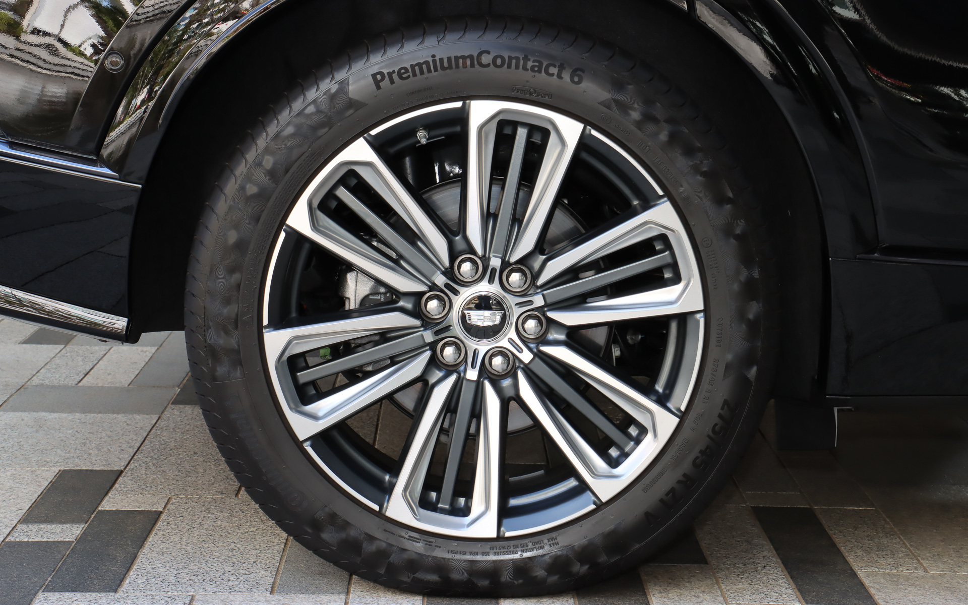 コンチネンタル製の「Premium Contact 6」を採用。タイヤサイズは前後275/45R21 107V