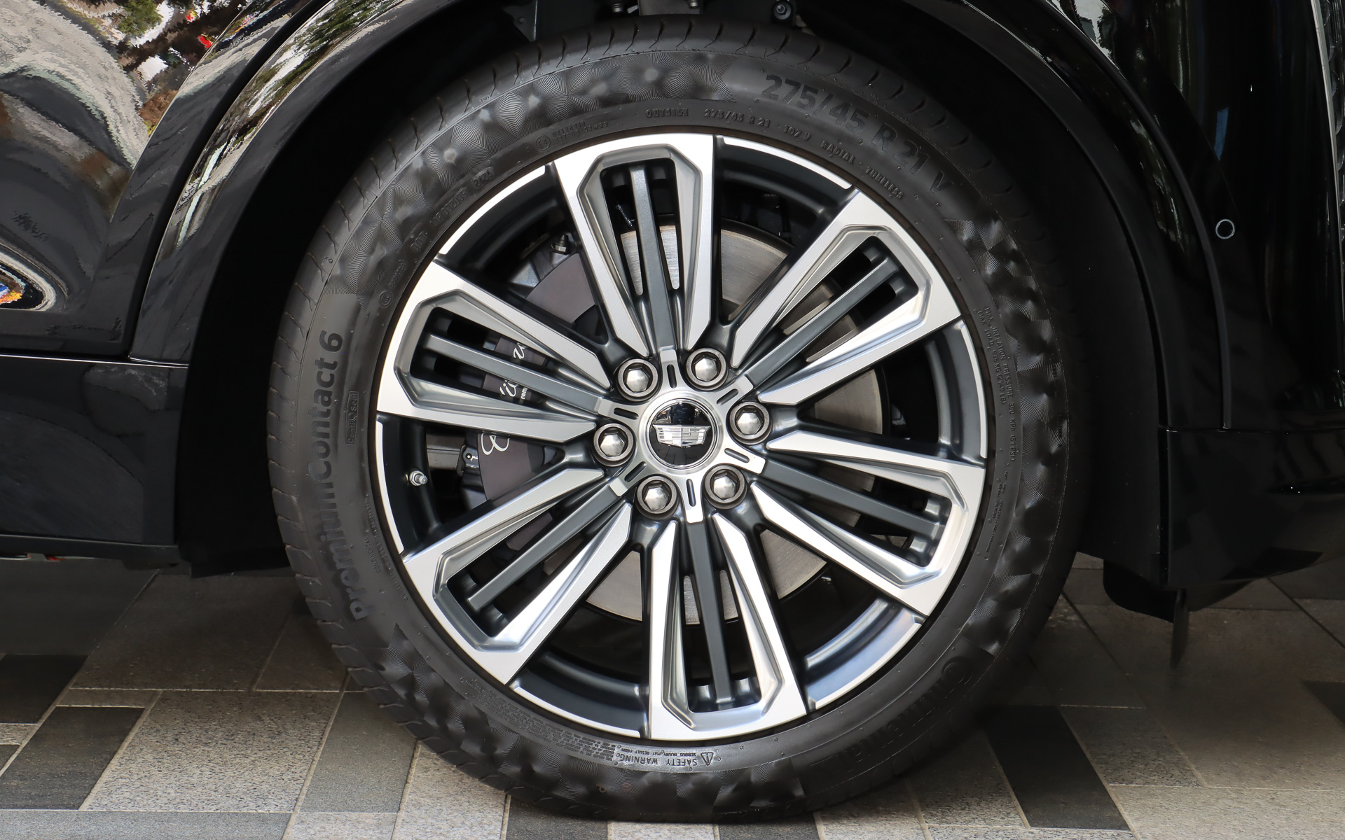 コンチネンタル製の「Premium Contact 6」を採用。タイヤサイズは前後275/45R21 107V