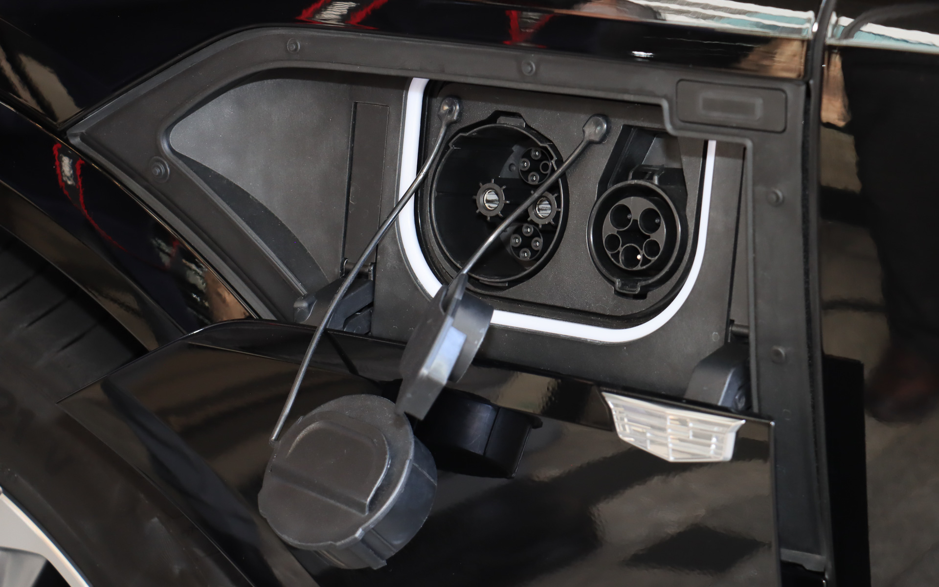 助手席側のフロントフェンダー後方に充電用リッドを配置。急速充電はチャデモ方式に対応する