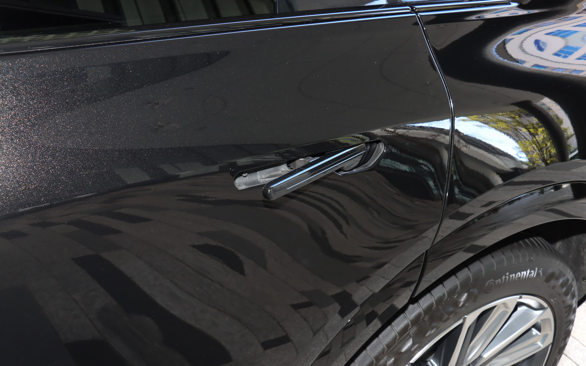 フラッシュサーフェスデザインのカラードドアハンドルは向かって車両前方側がせり出すスタイル