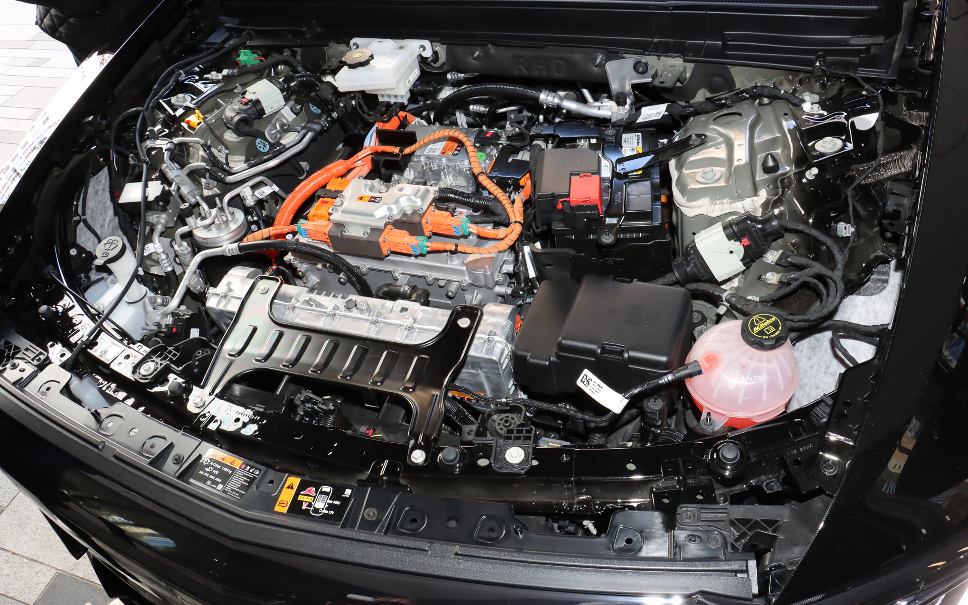 ボンネットを開けた下にはコンバーターや補機類用バッテリなどを搭載