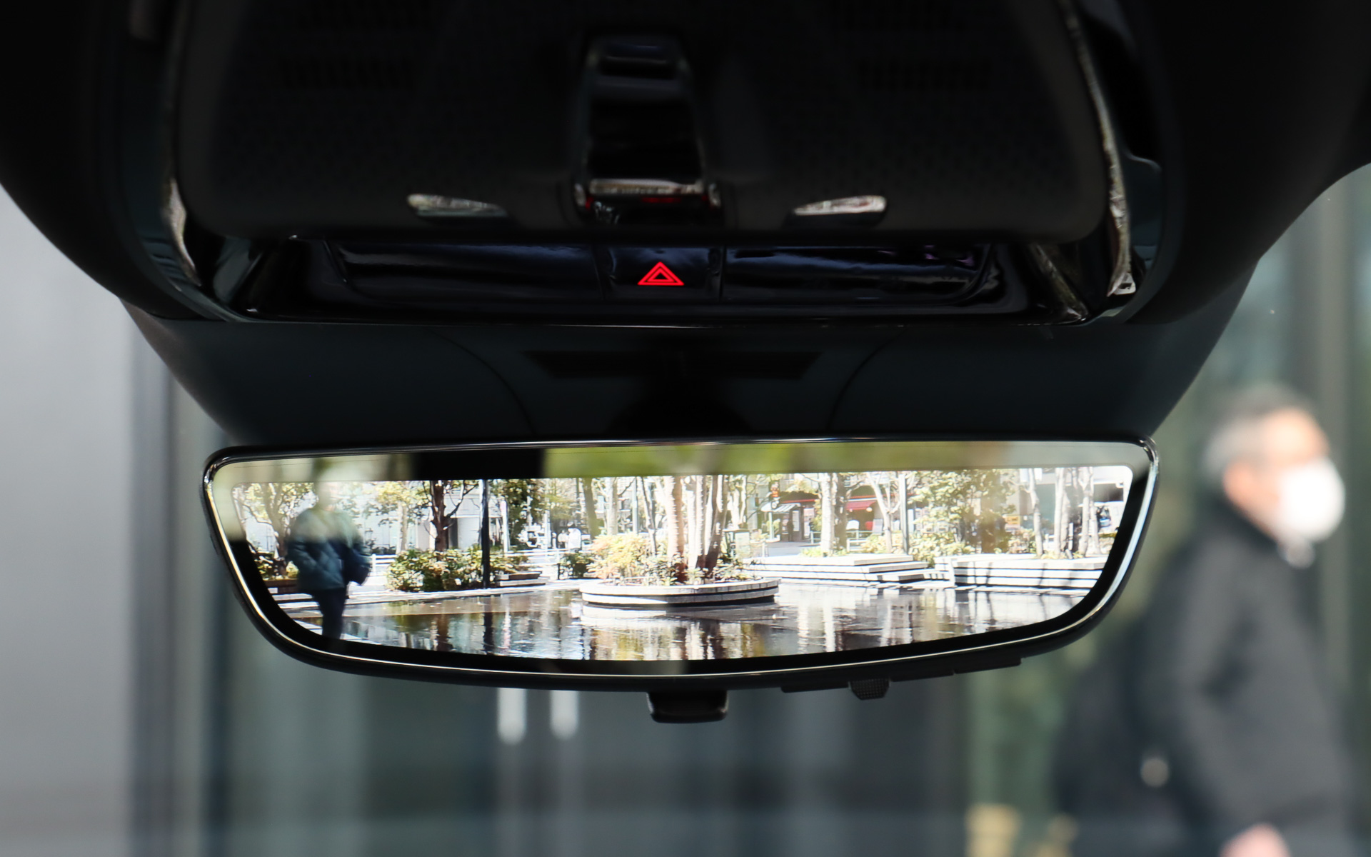 デジタルルームミラーの「リアカメラミラー」を採用