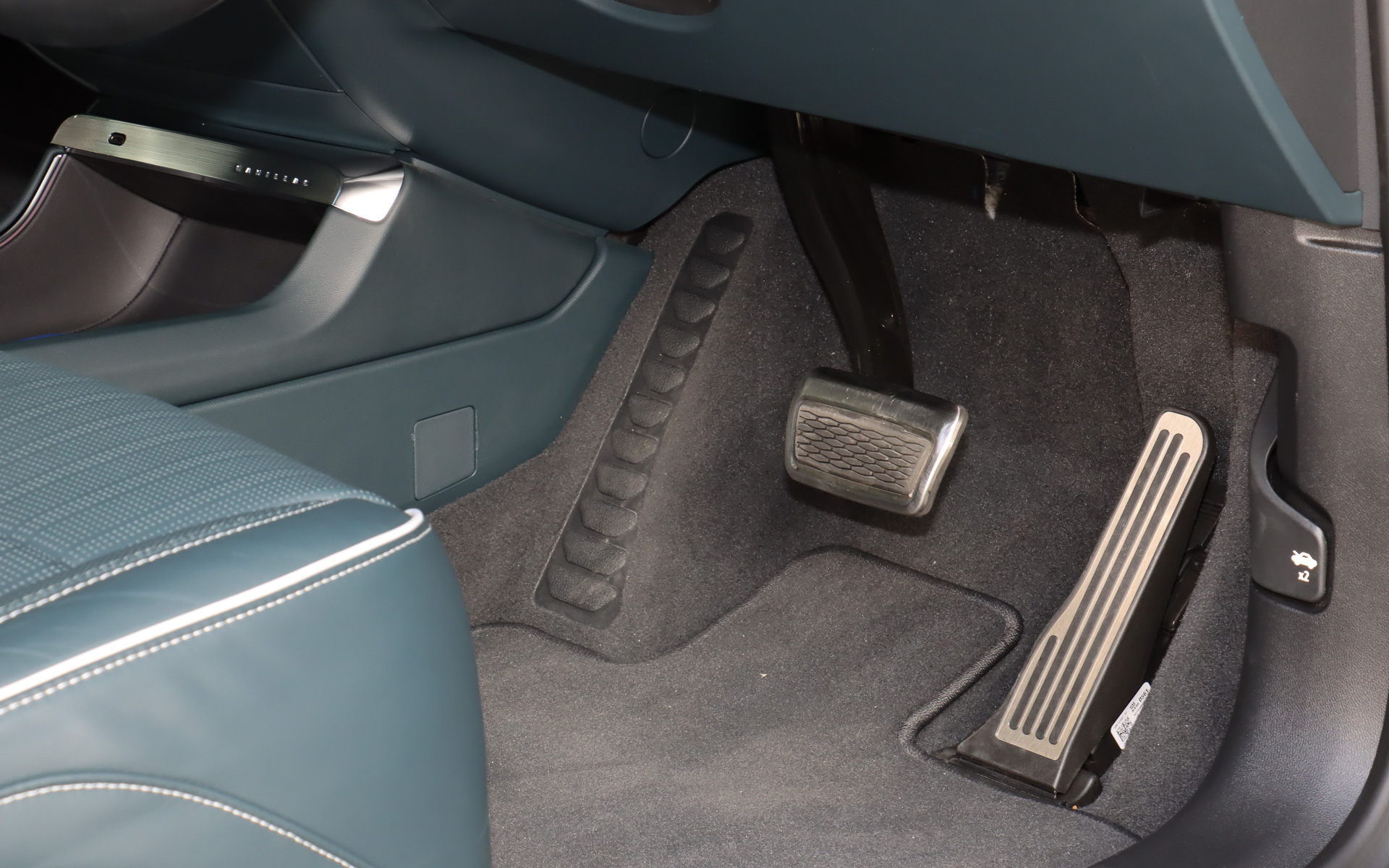 アクセルペダルはオルガン式となる