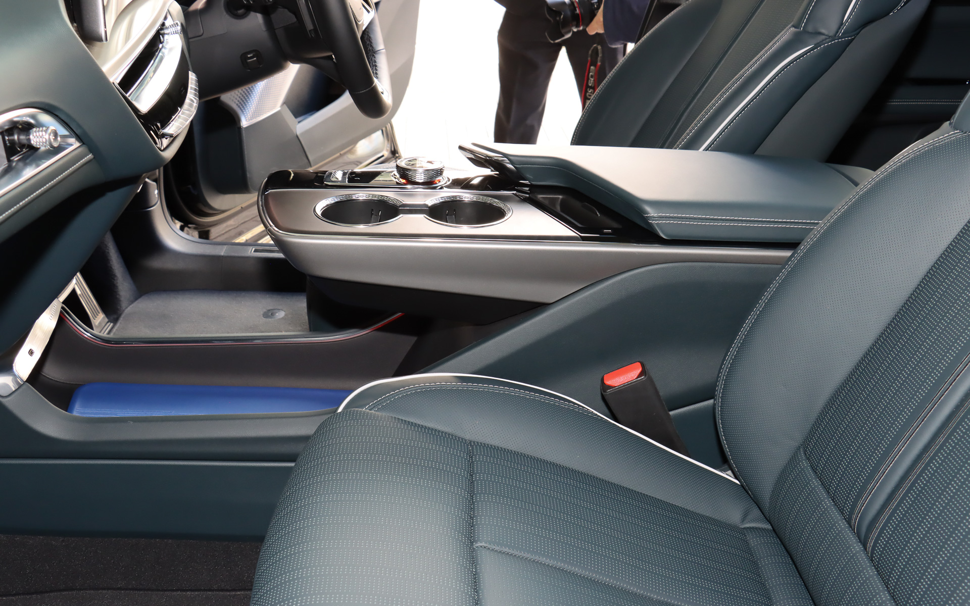 フローティングデザインのセンターコンソールにローレット加工を施したロータリーコントローラーを設置