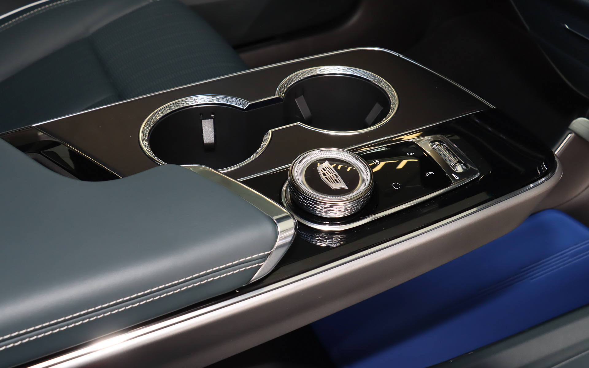 フローティングデザインのセンターコンソールにローレット加工を施したロータリーコントローラーを設置