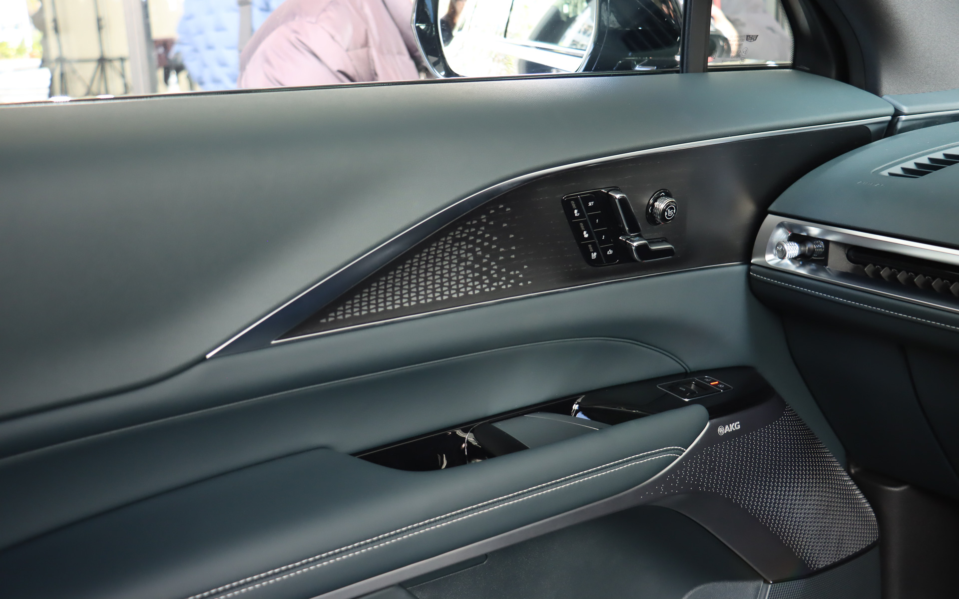 バックライトによってきらめくような光の演出を生み出す「KOMOREBI（こもれび）」をドアパネルに設定する