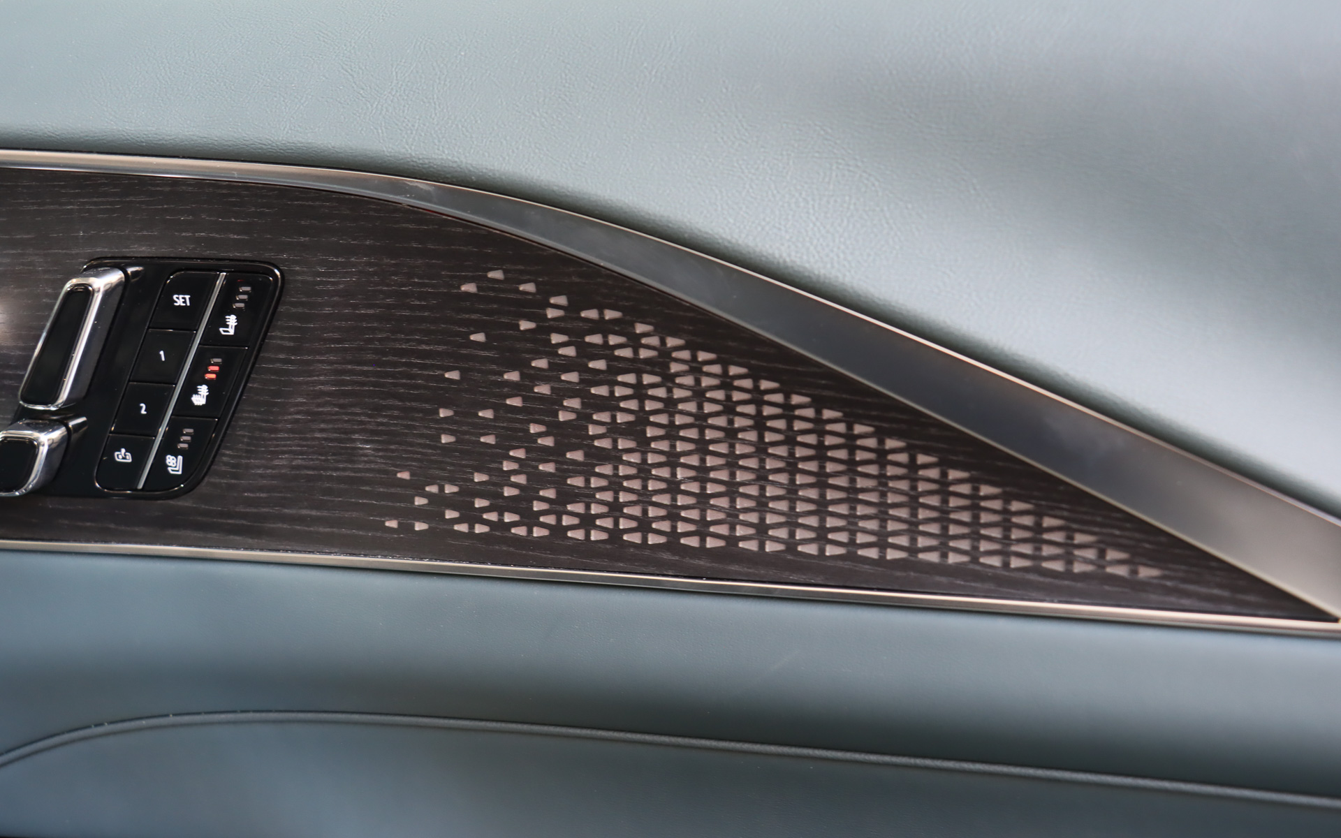 バックライトによってきらめくような光の演出を生み出す「KOMOREBI（こもれび）」をドアパネルに設定する