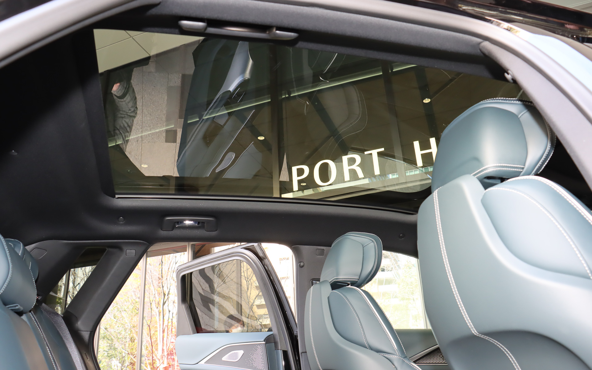 「パノラミック パワー サンルーフ」（電動サンシェード付）は25万円高のオプション装備