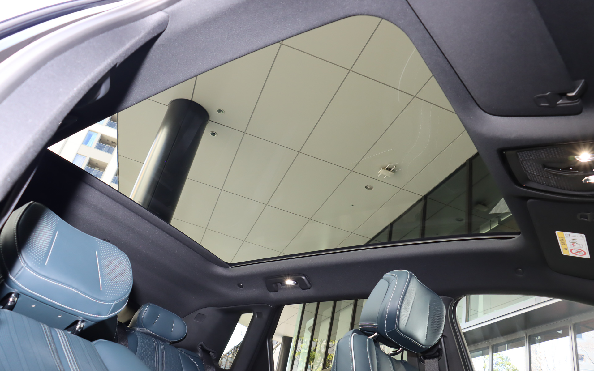 「パノラミック パワー サンルーフ」（電動サンシェード付）は25万円高のオプション装備