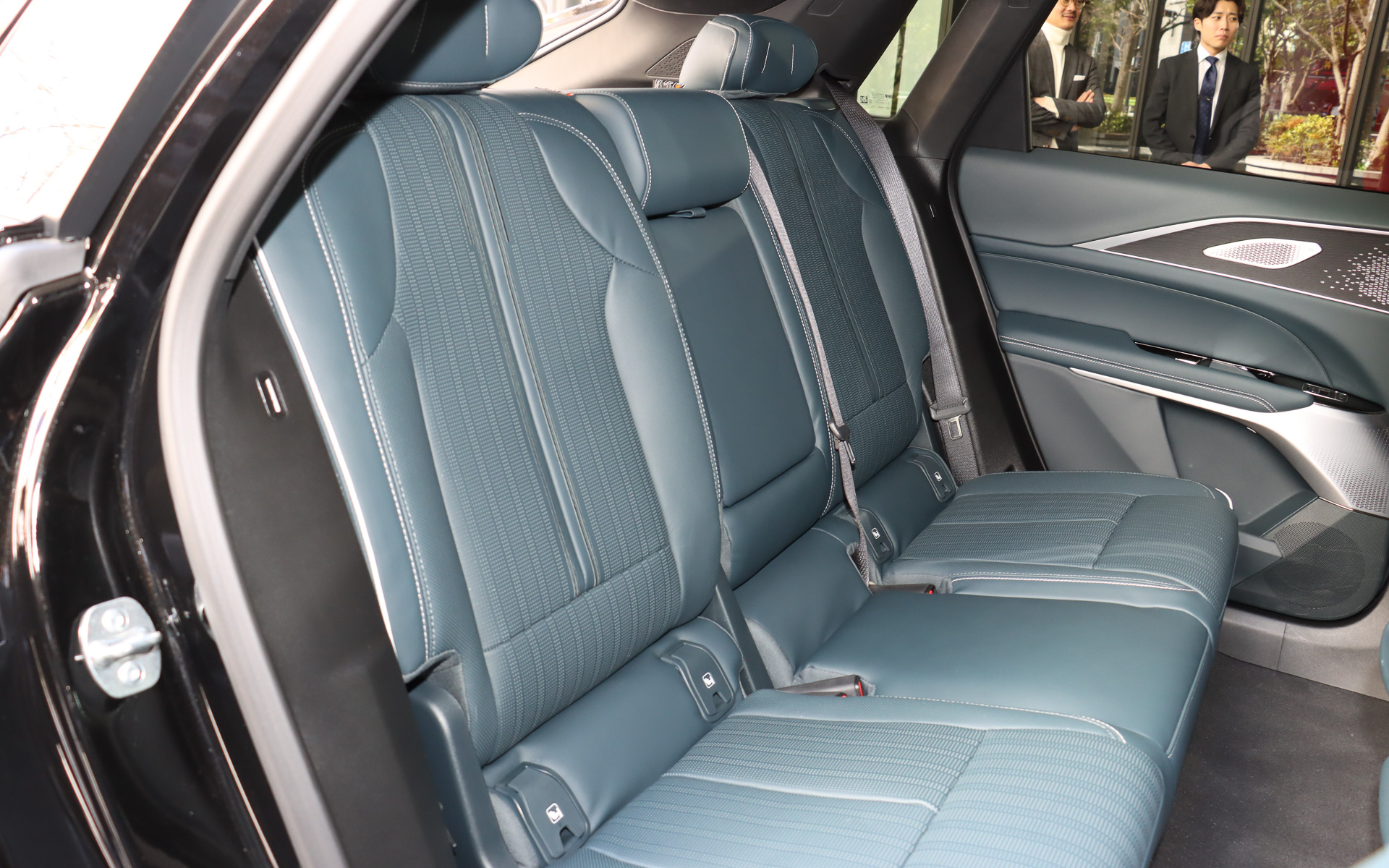 “動物由来ではない”アニマルフリーの合成皮革「インタラックス」を採用する標準シート。インテリアカラーは「スカイクールグレー サントリーニブルーアクセント」