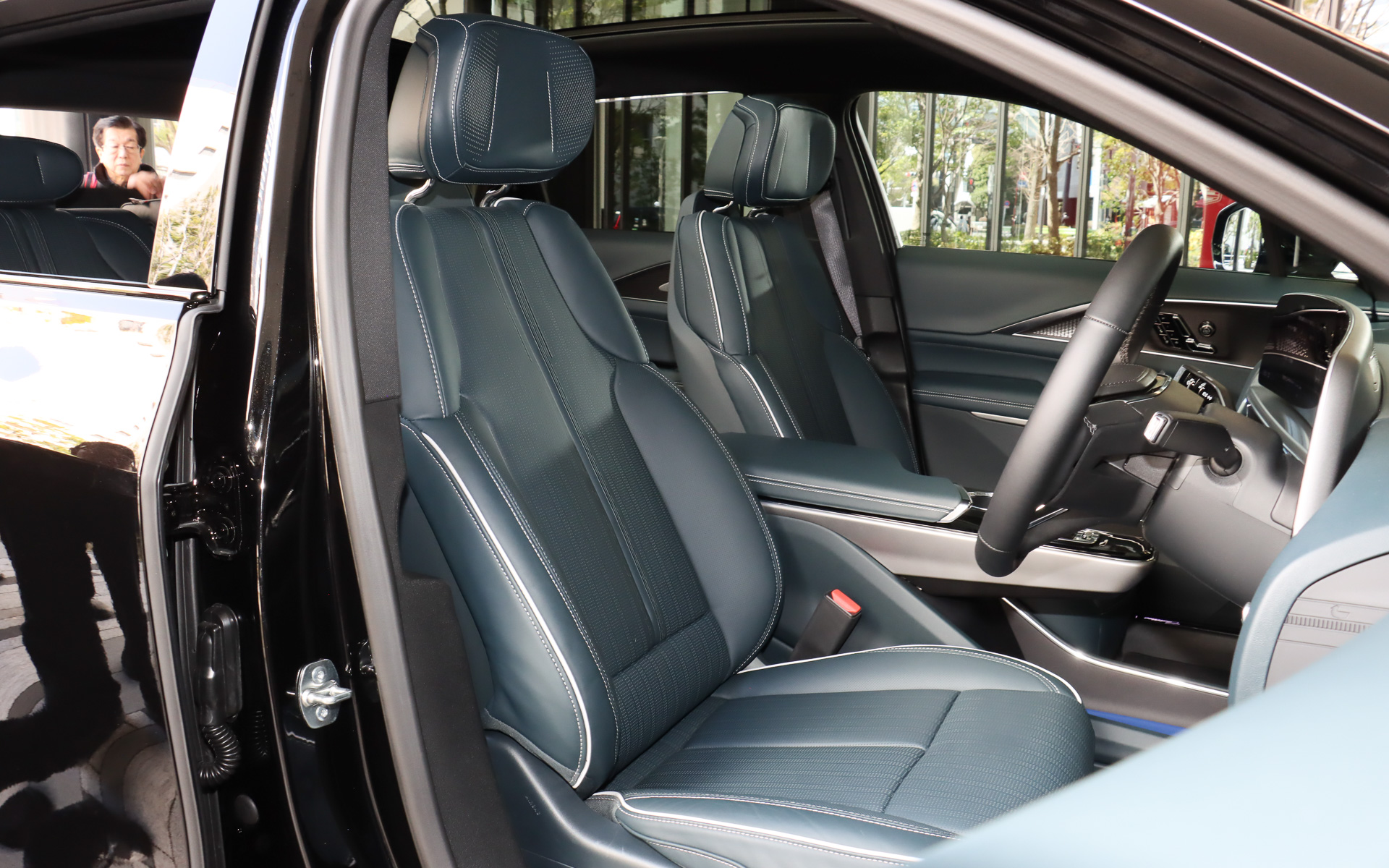 “動物由来ではない”アニマルフリーの合成皮革「インタラックス」を採用する標準シート。インテリアカラーは「スカイクールグレー サントリーニブルーアクセント」