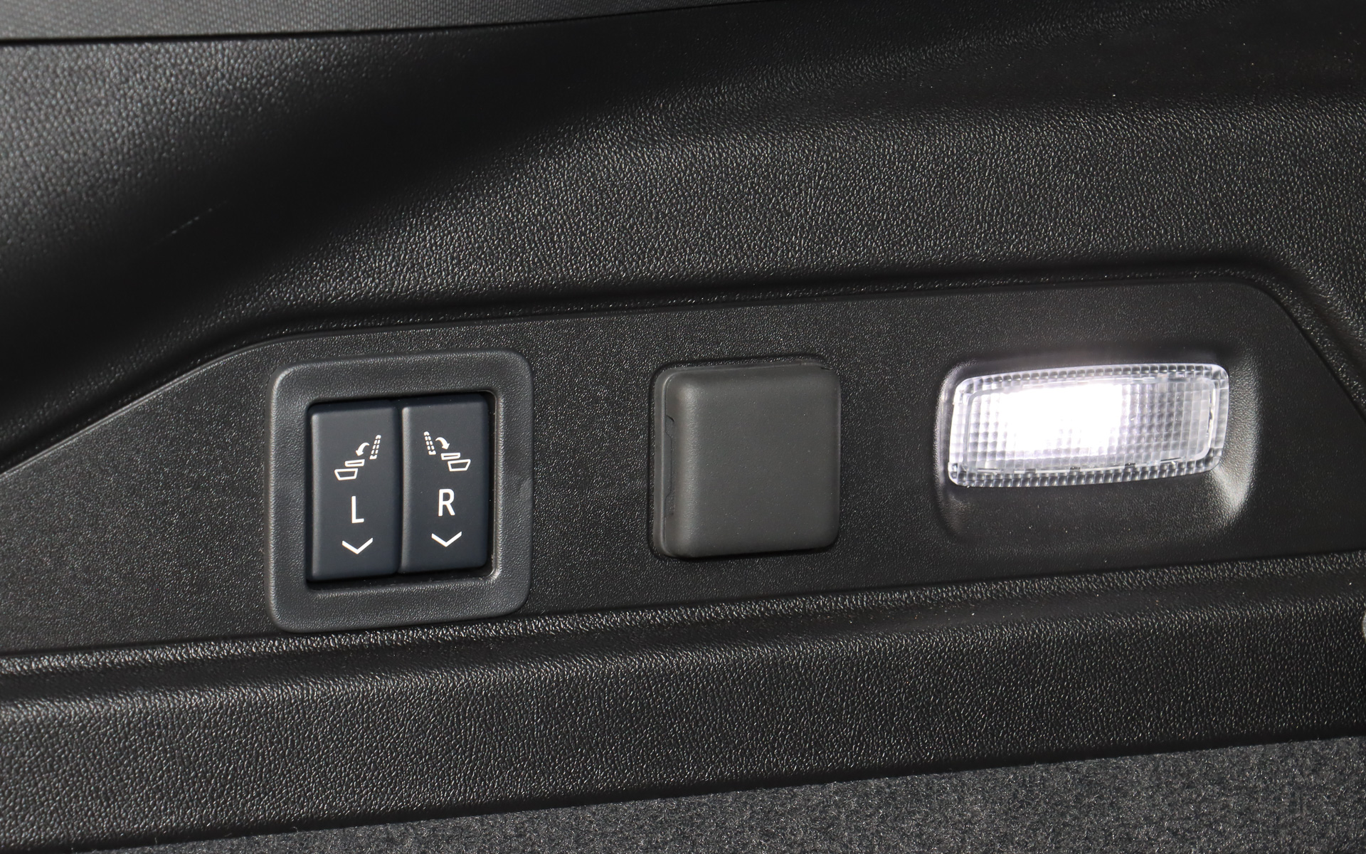 ラゲッジスペース側面にリアシートの背もたれを前倒しする電磁スイッチを設定。リッド付きのシガーソケットも備える