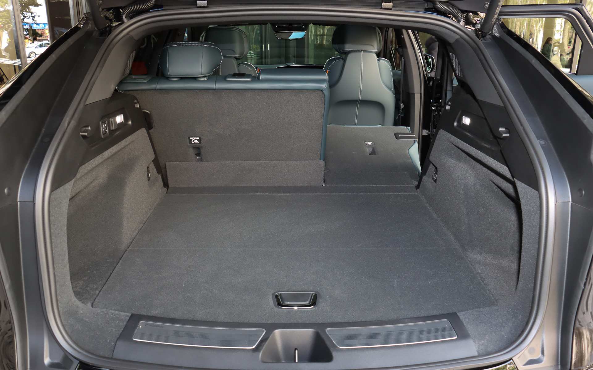 60：40分割可倒式のリアシートを前に倒すと最大1722Lのラゲッジスペース容量が出現する