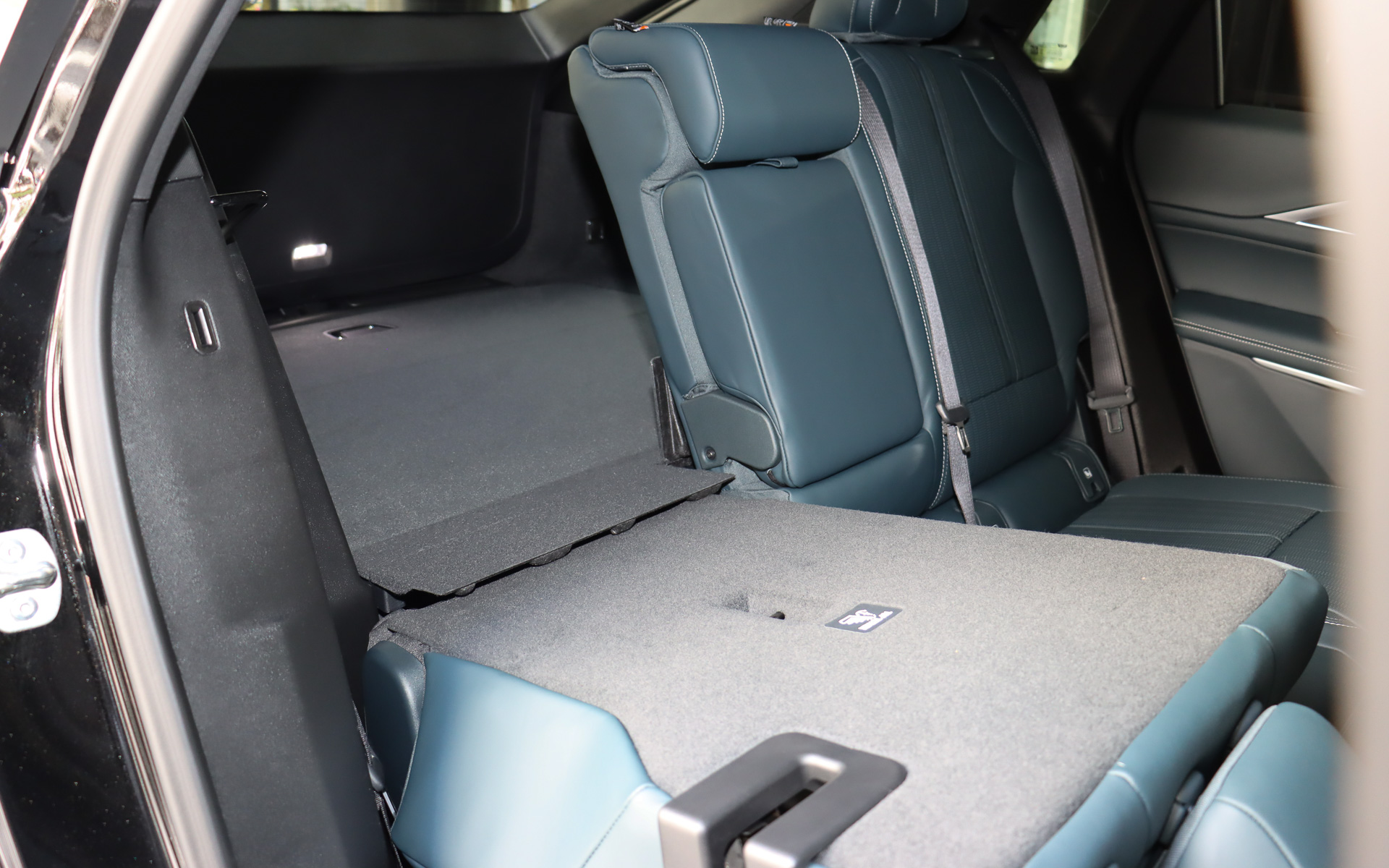 60：40分割可倒式のリアシートを前に倒すと最大1722Lのラゲッジスペース容量が出現する