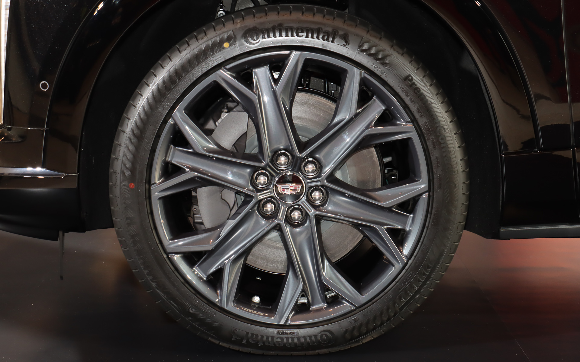 コンチネンタル製の「Premium Contact C」を装着。タイヤサイズは前後275/40R21 H XL