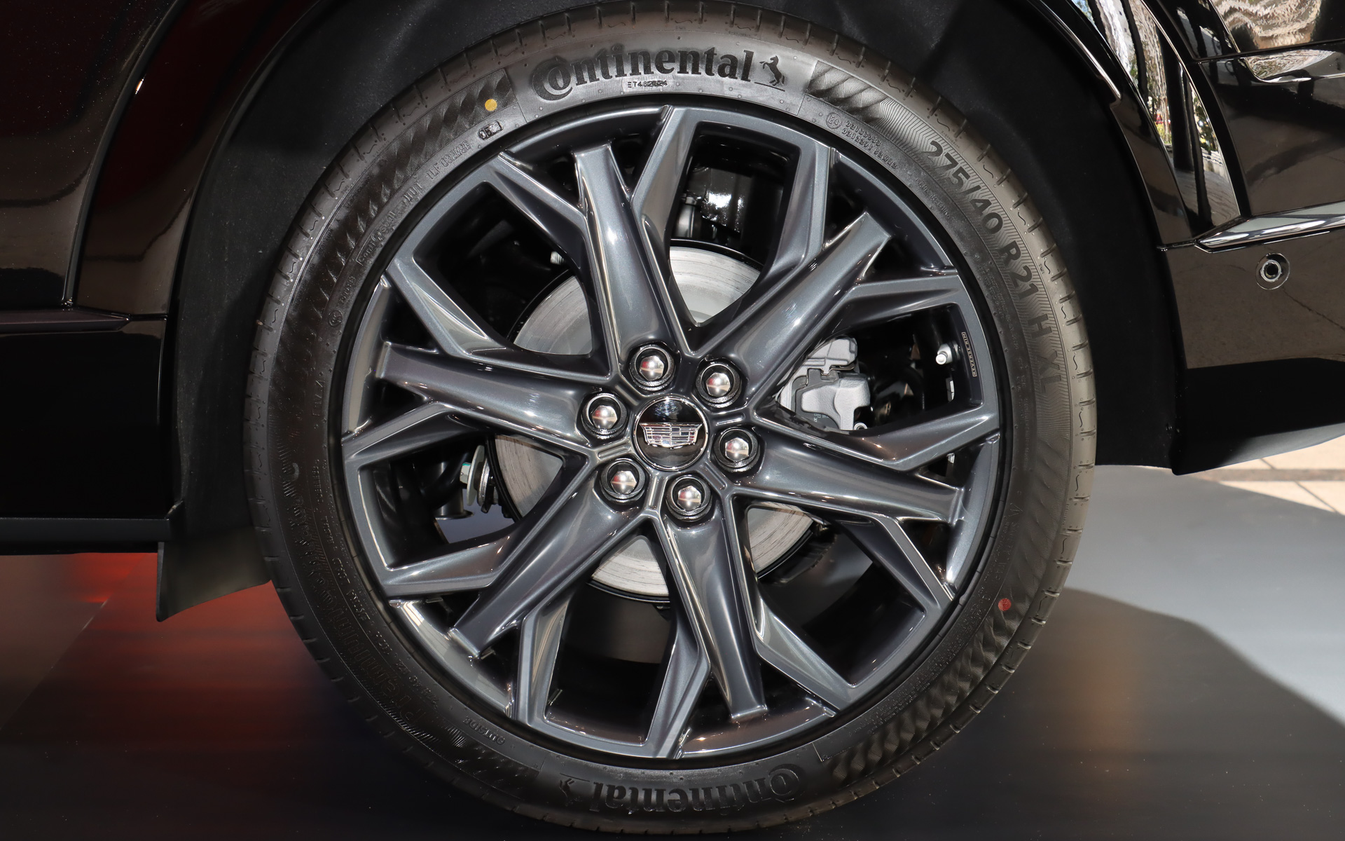 コンチネンタル製の「Premium Contact C」を装着。タイヤサイズは前後275/40R21 H XL