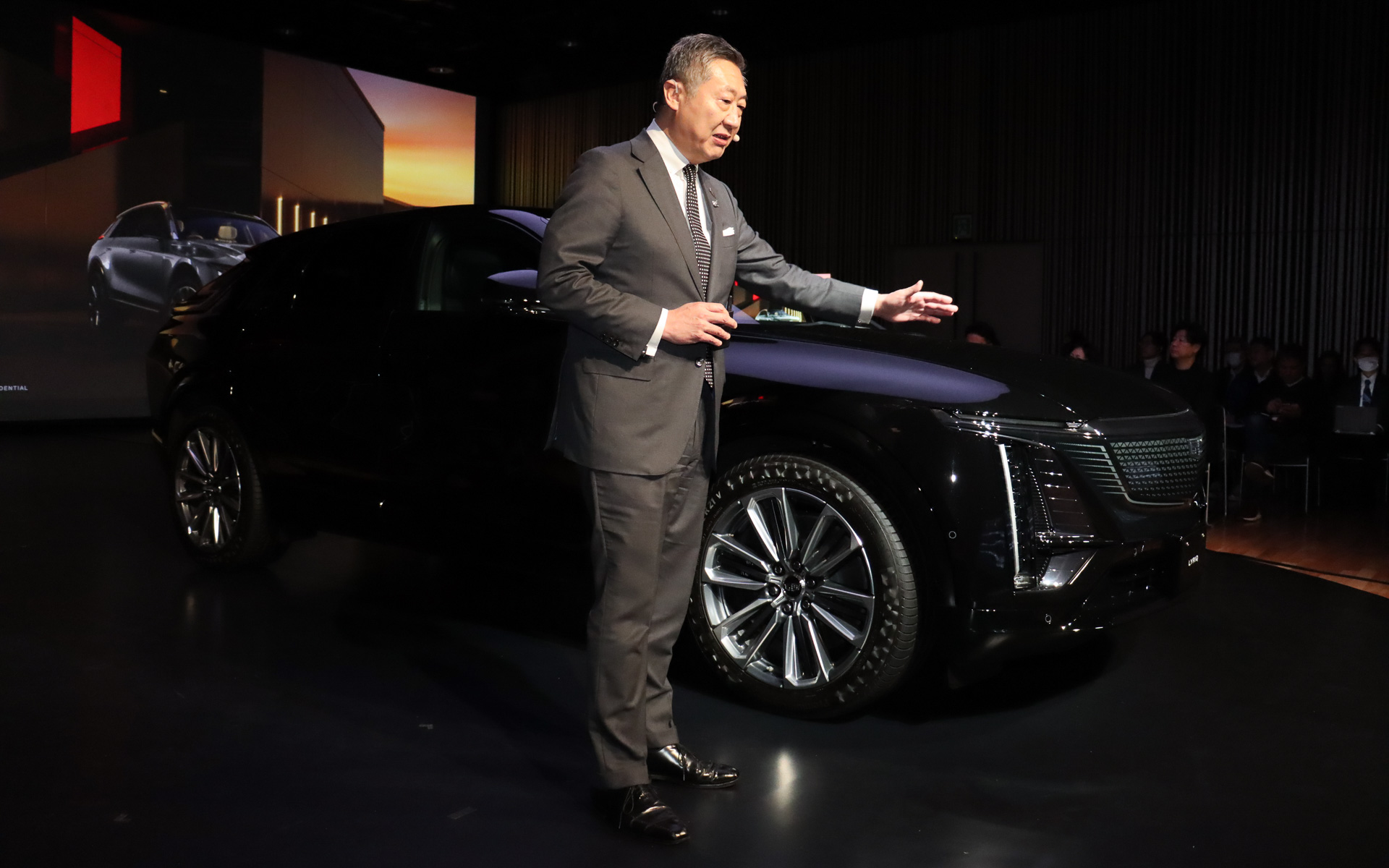 リリックの商品性について説明する若松社長