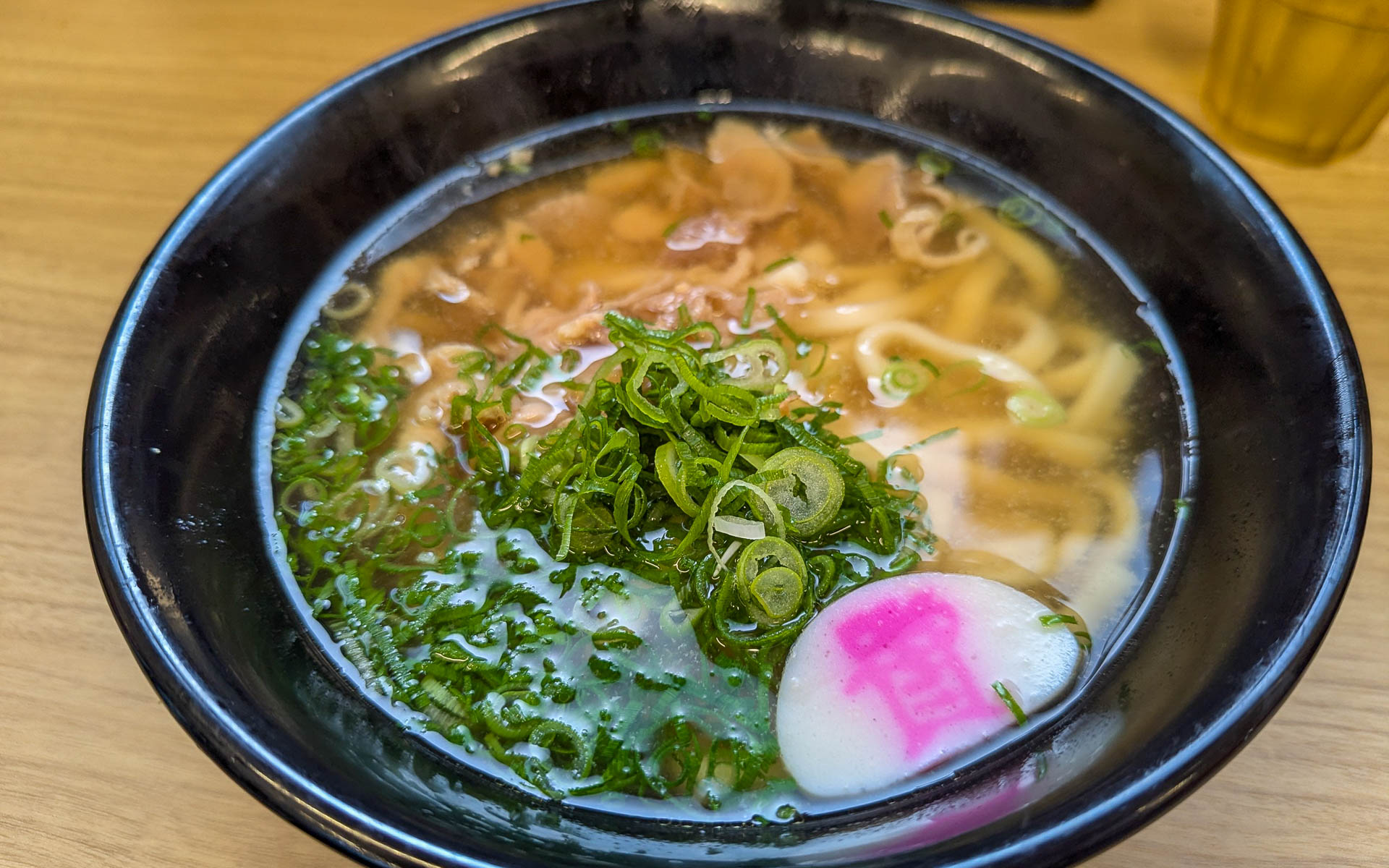 本日の飯テロは、東京に上陸するという話は聞いていましたが、どうしても食べてみたくて福岡で食べてきた資さんうどんです。やわらかいうどんは好物なので、おいしいお出汁と一緒にとてもおいしくいただきました