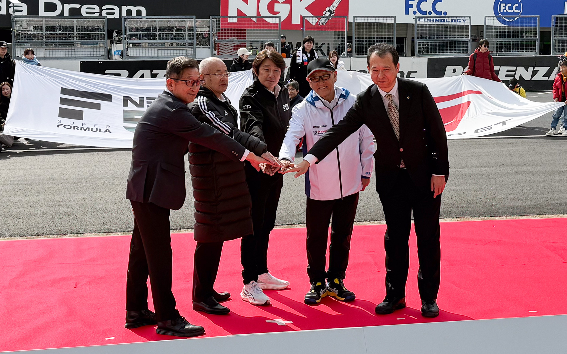 左から、MFJ 鈴木哲夫会長、GTA 坂東正明代表、JRP 近藤真彦会長、STMO 豊田章男会長、JAF 野津真生専務理事