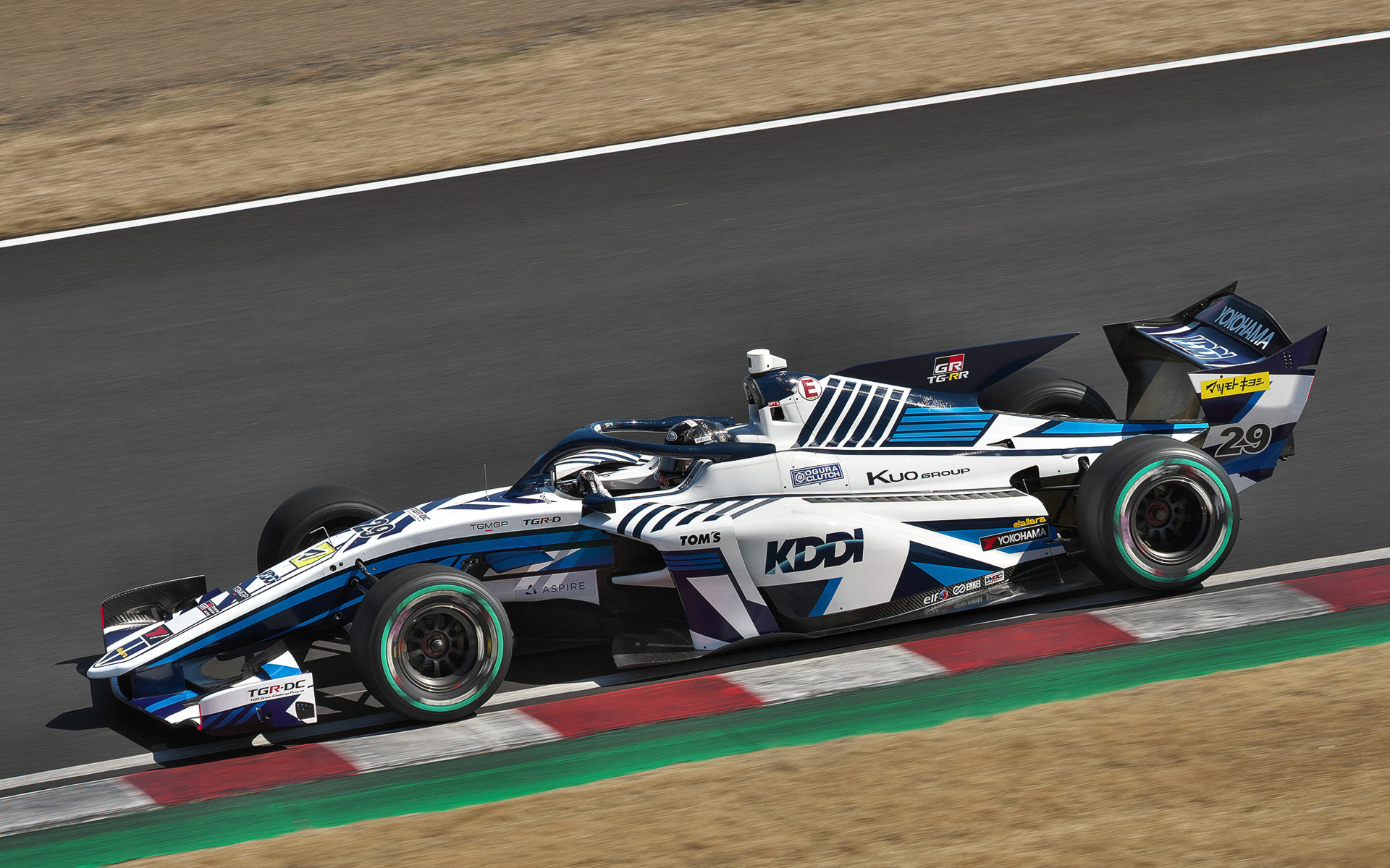 平良選手が「地元を思い出させるようなマリンブルー」と表現するKDDIカラーのマシン